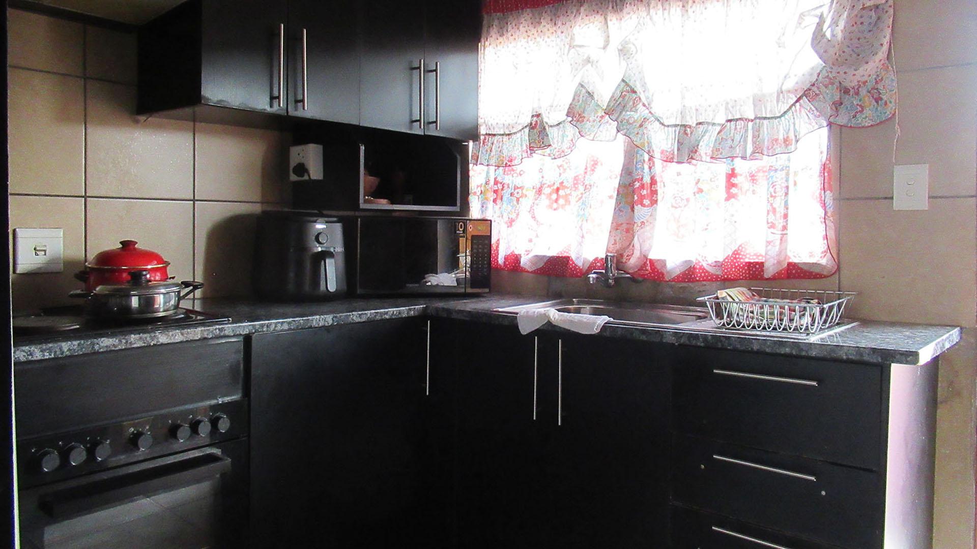 Kitchen - 6 square meters of property in Toekomsrus