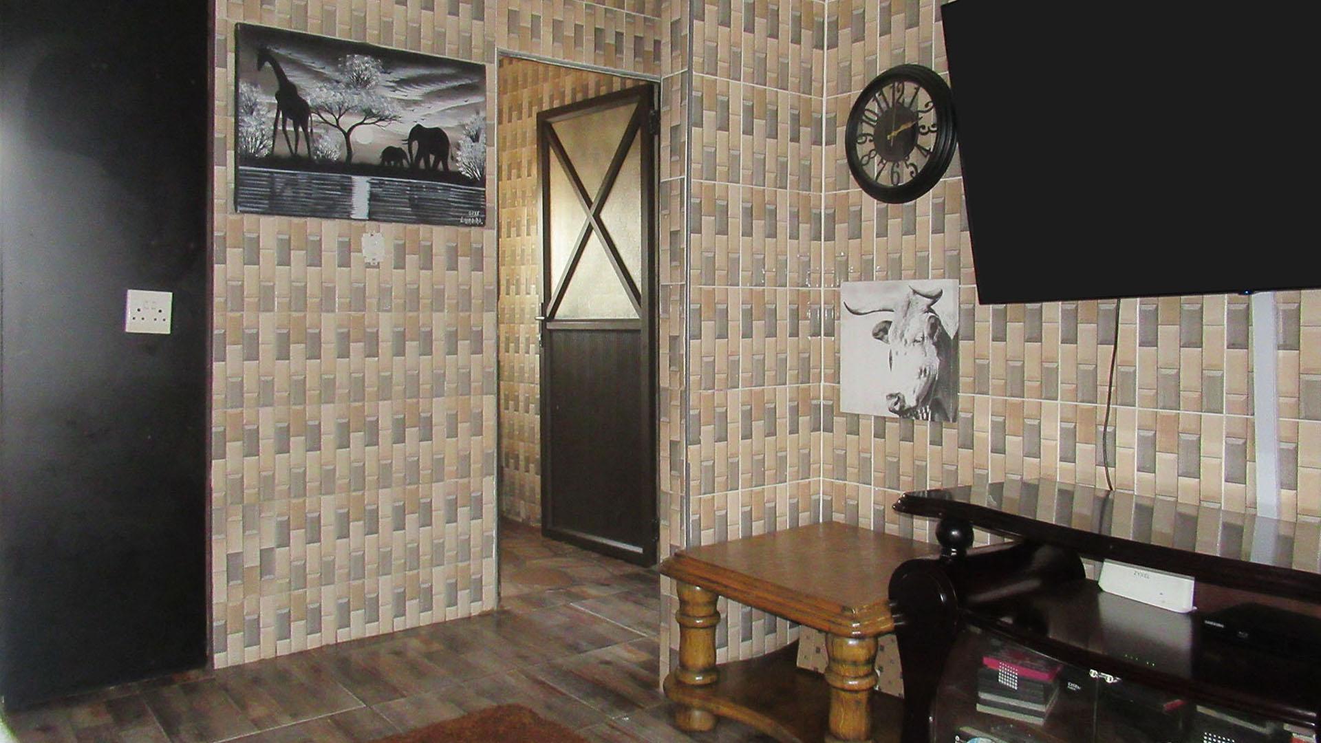 Lounges - 11 square meters of property in Toekomsrus