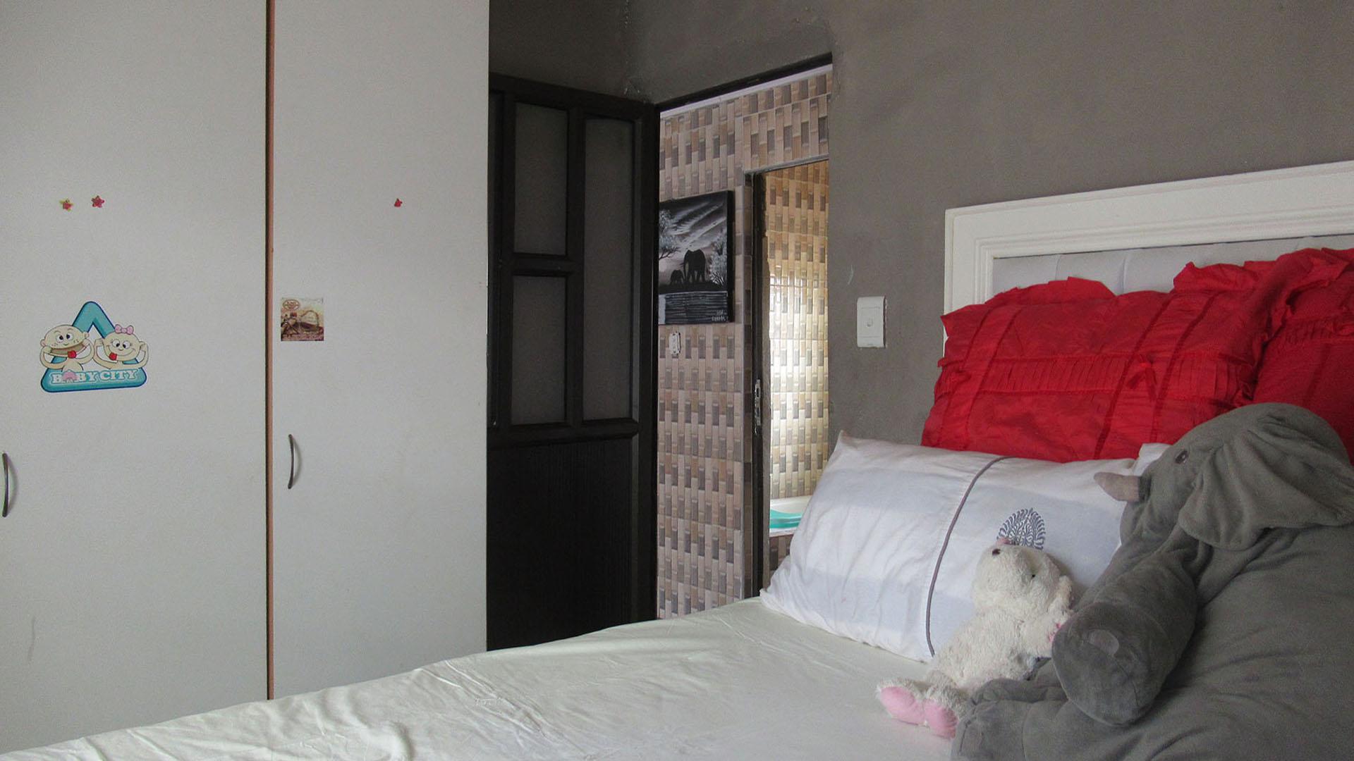 Bed Room 1 - 9 square meters of property in Toekomsrus