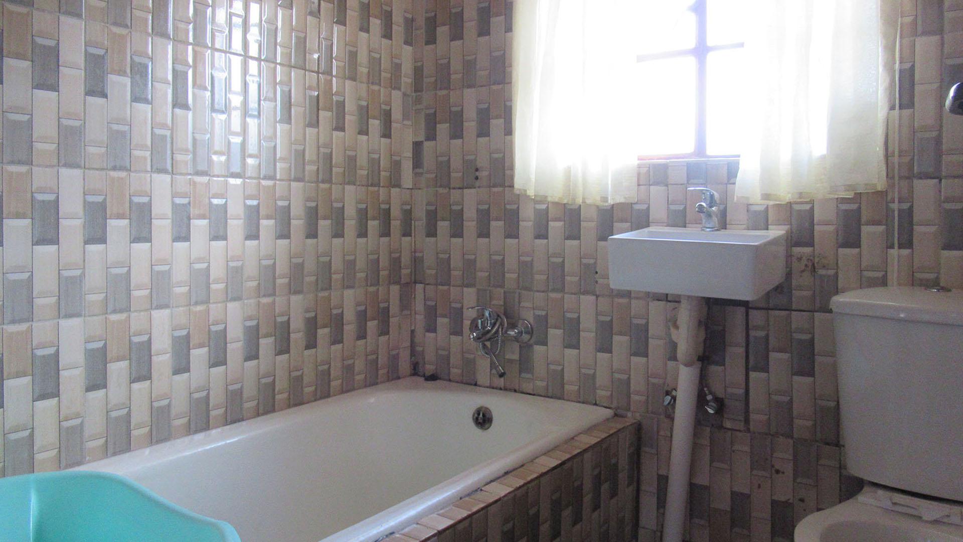 Bathroom 1 - 3 square meters of property in Toekomsrus