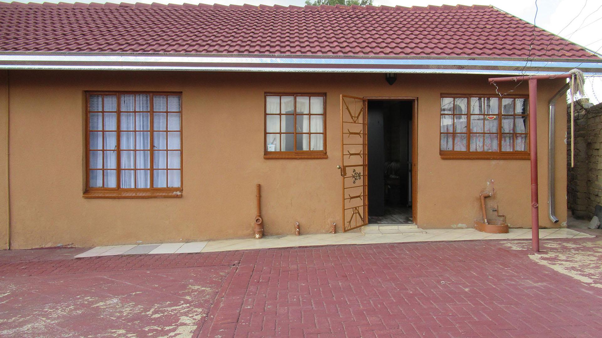 Backyard of property in Toekomsrus