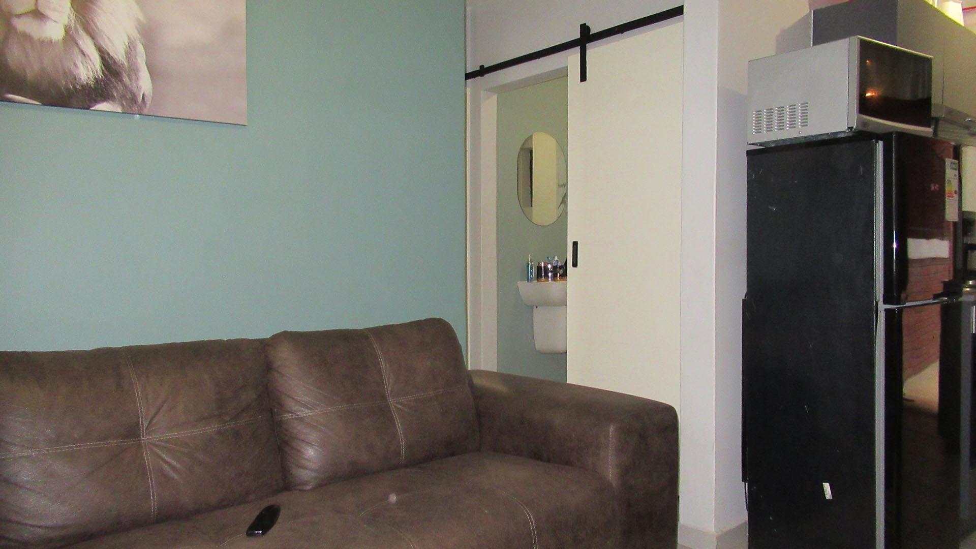 Lounges - 9 square meters of property in Jabulani