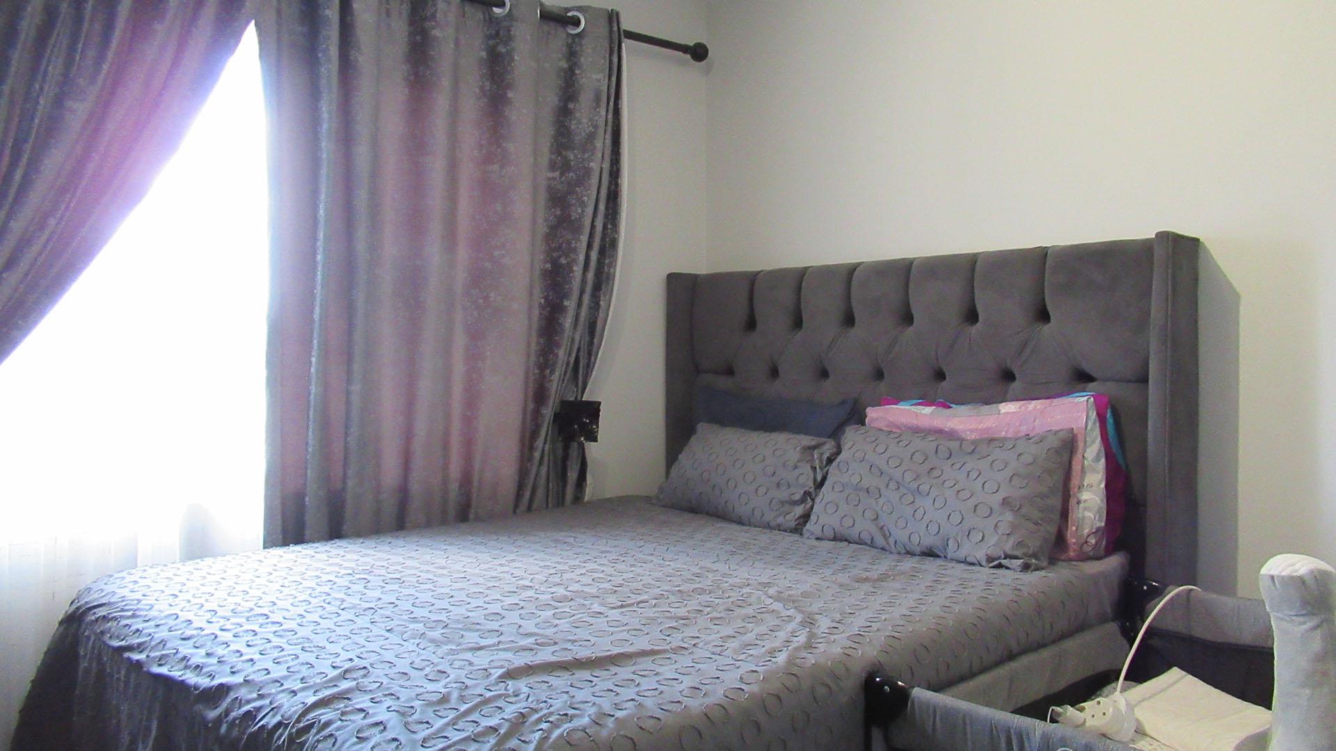 Bed Room 1 - 8 square meters of property in Jabulani