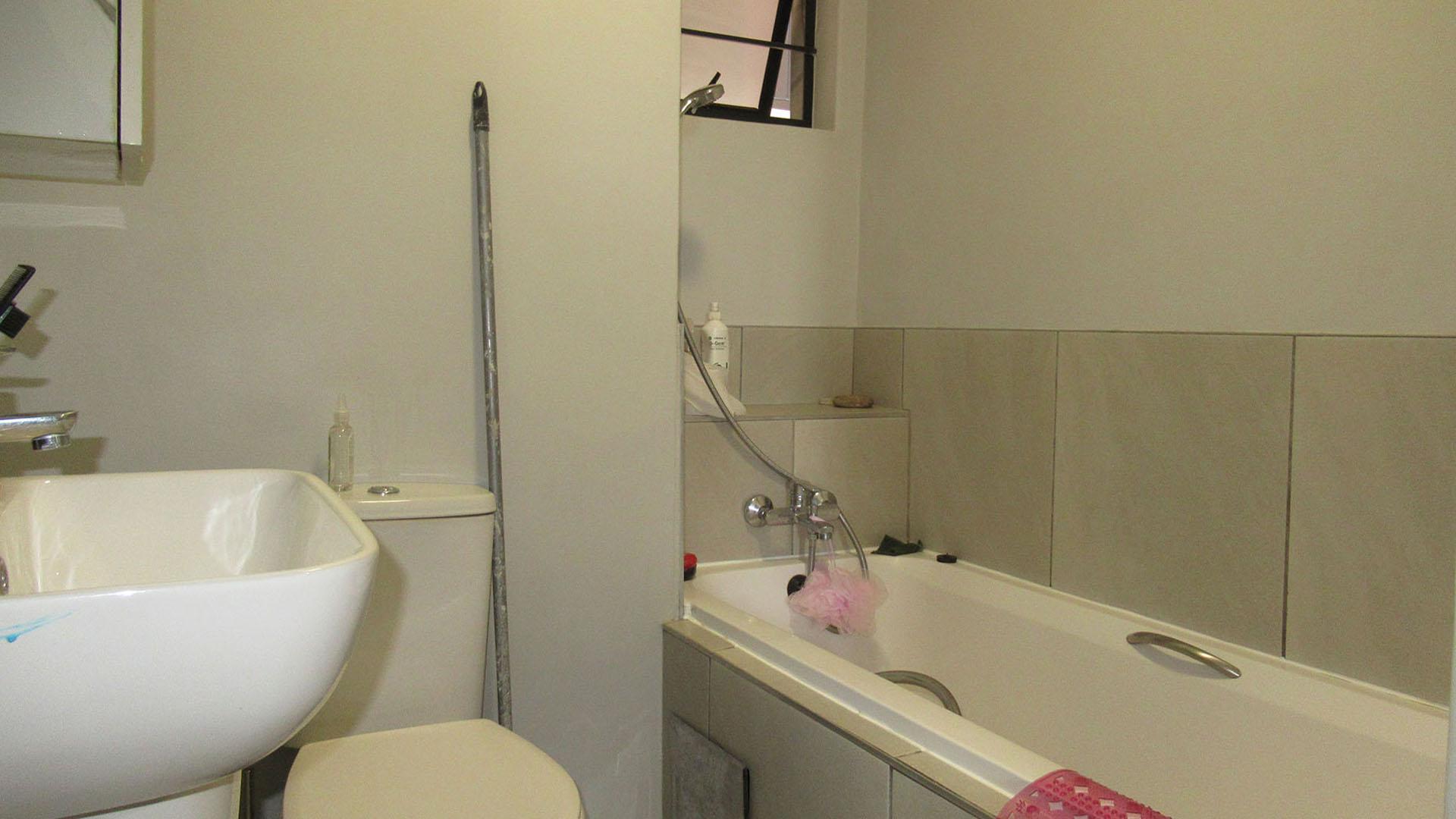 Bathroom 1 - 3 square meters of property in Jabulani