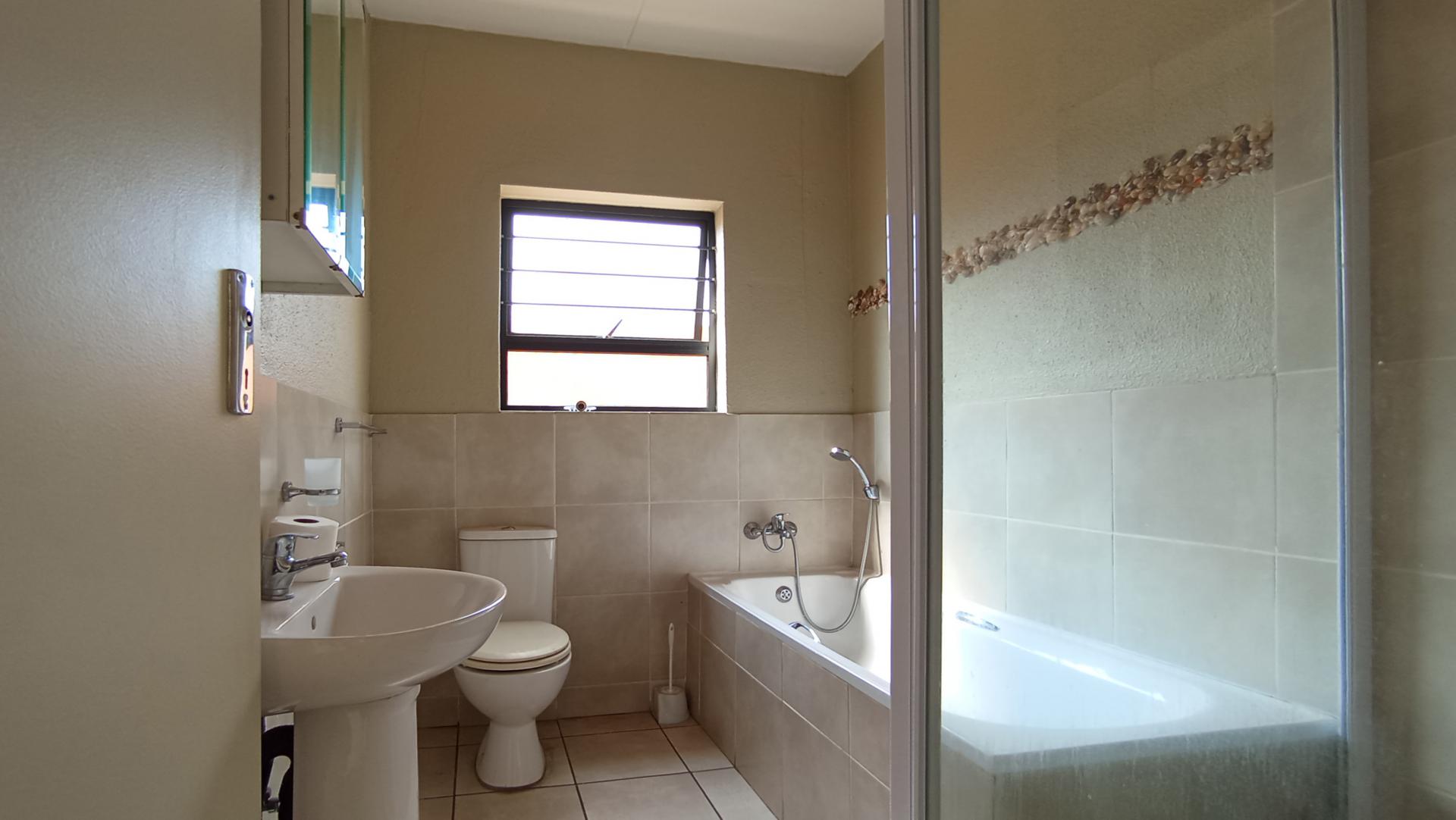 Bathroom 1 - 6 square meters of property in Union