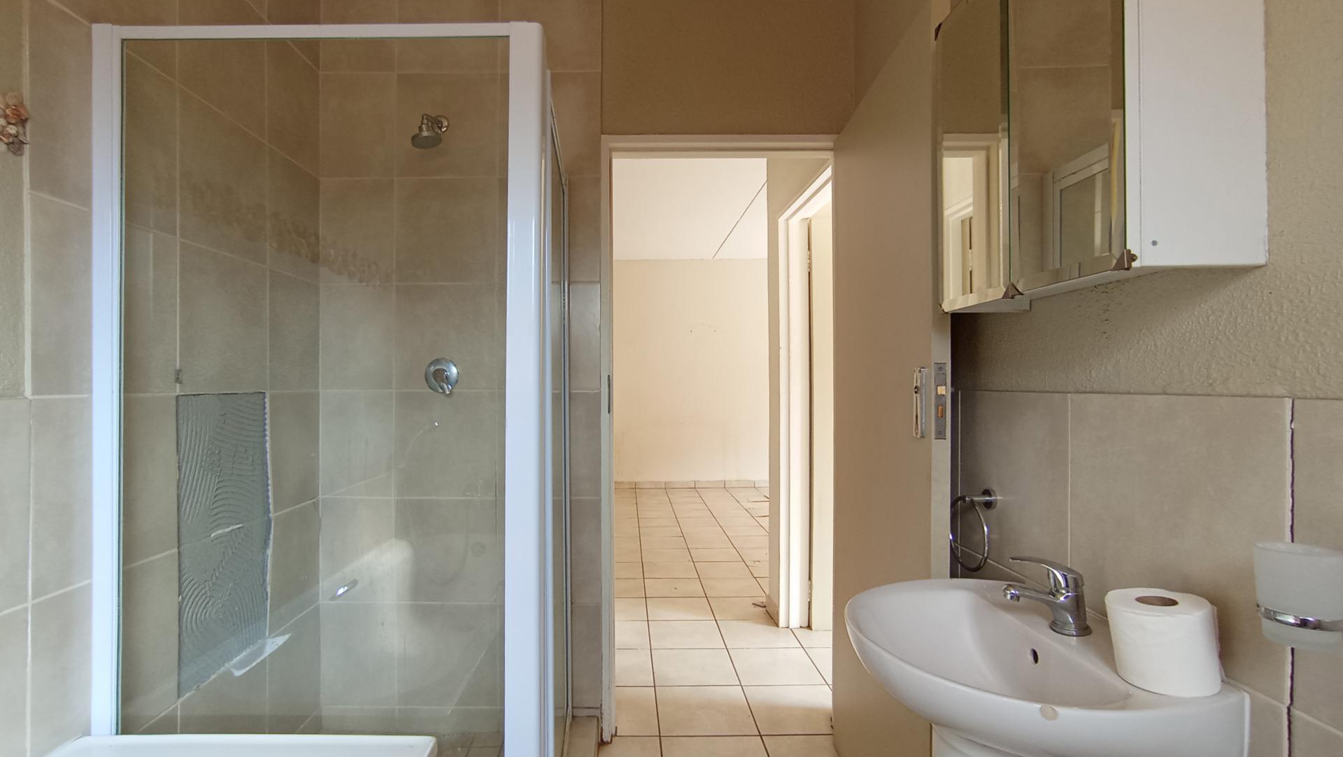 Bathroom 1 - 6 square meters of property in Union