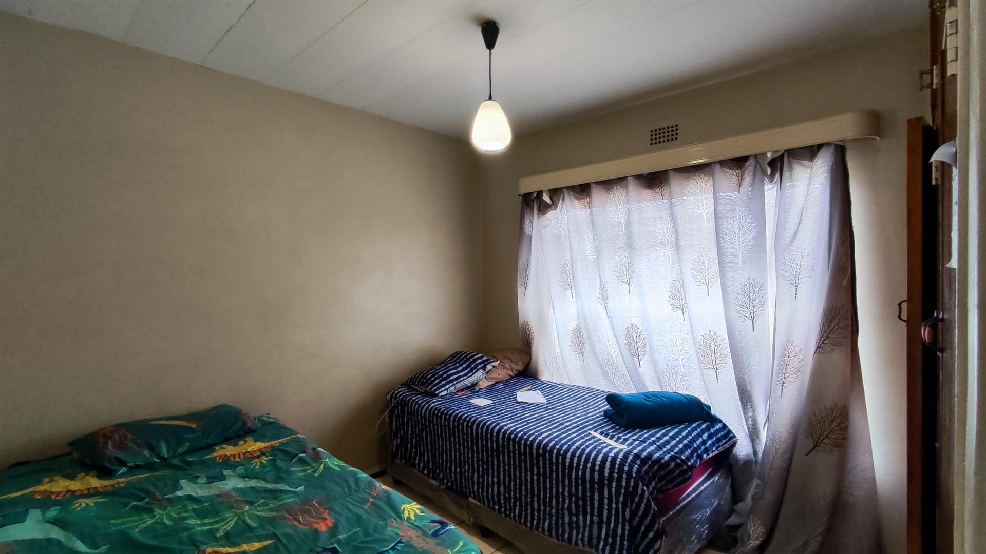 Bed Room 1 - 11 square meters of property in Meyerton