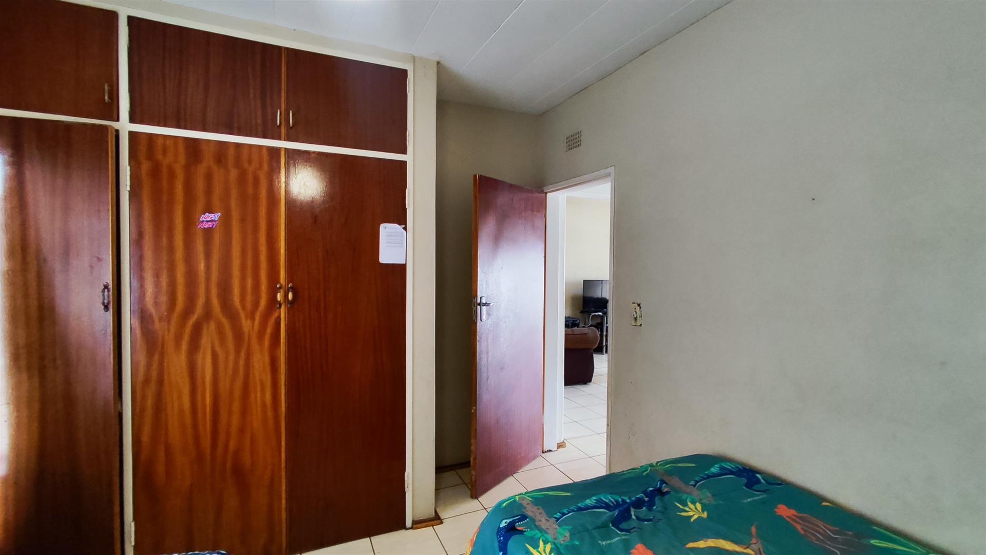 Bed Room 1 - 11 square meters of property in Meyerton