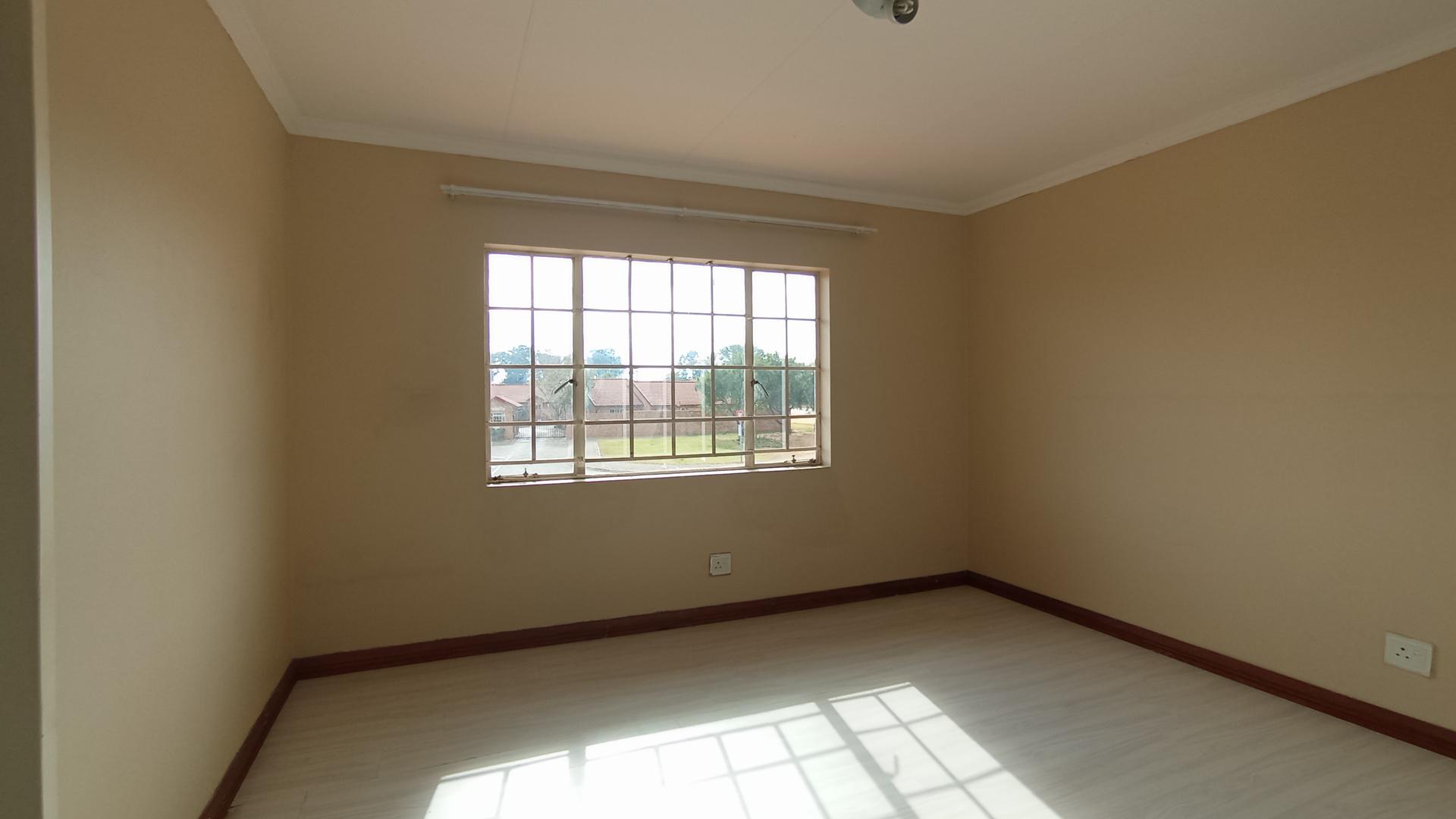 Main Bedroom - 18 square meters of property in Equestria