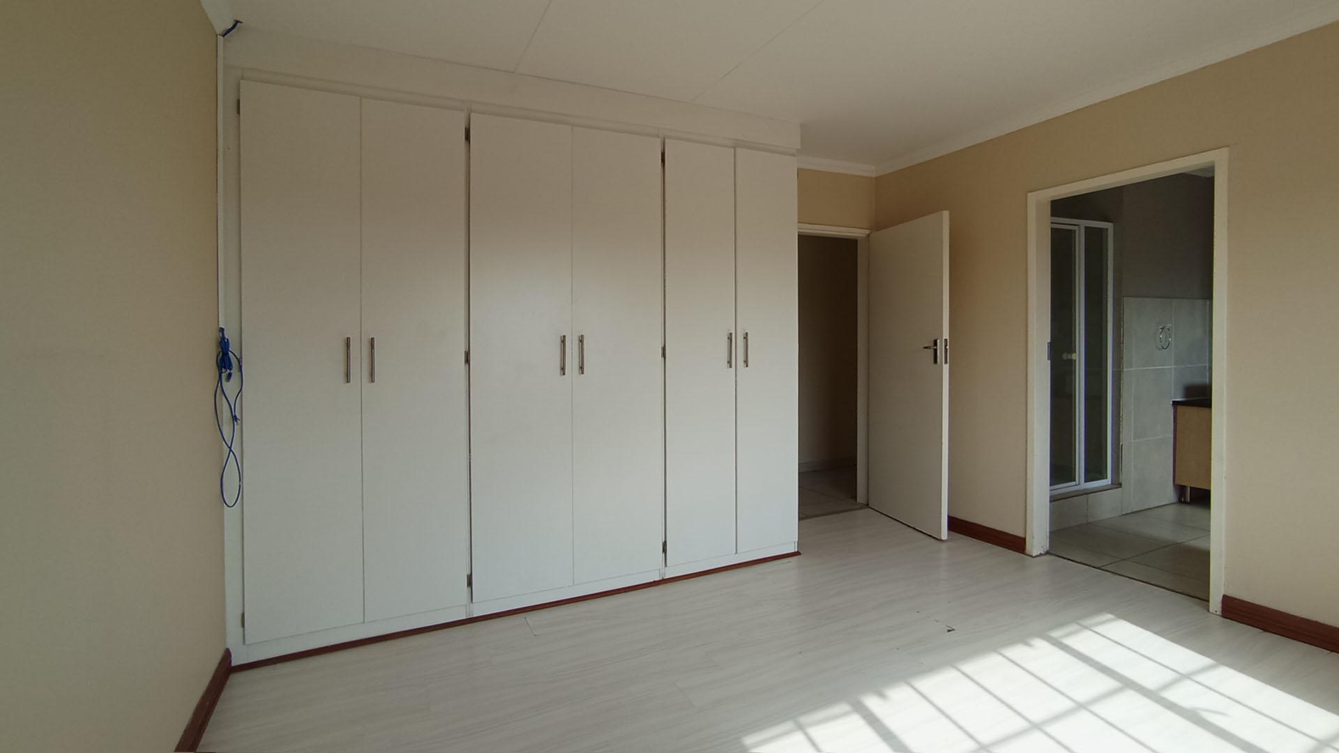 Main Bedroom - 18 square meters of property in Equestria