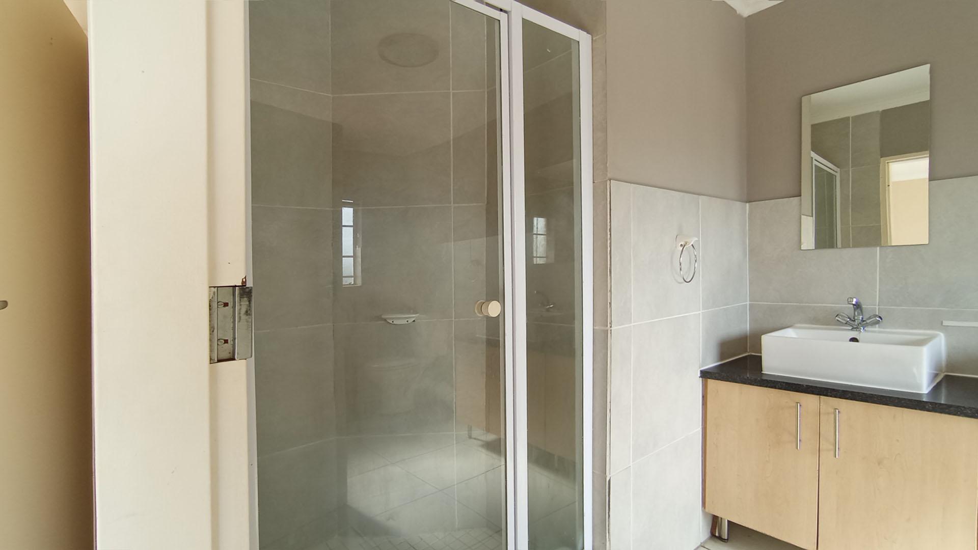 Main Bathroom - 8 square meters of property in Equestria