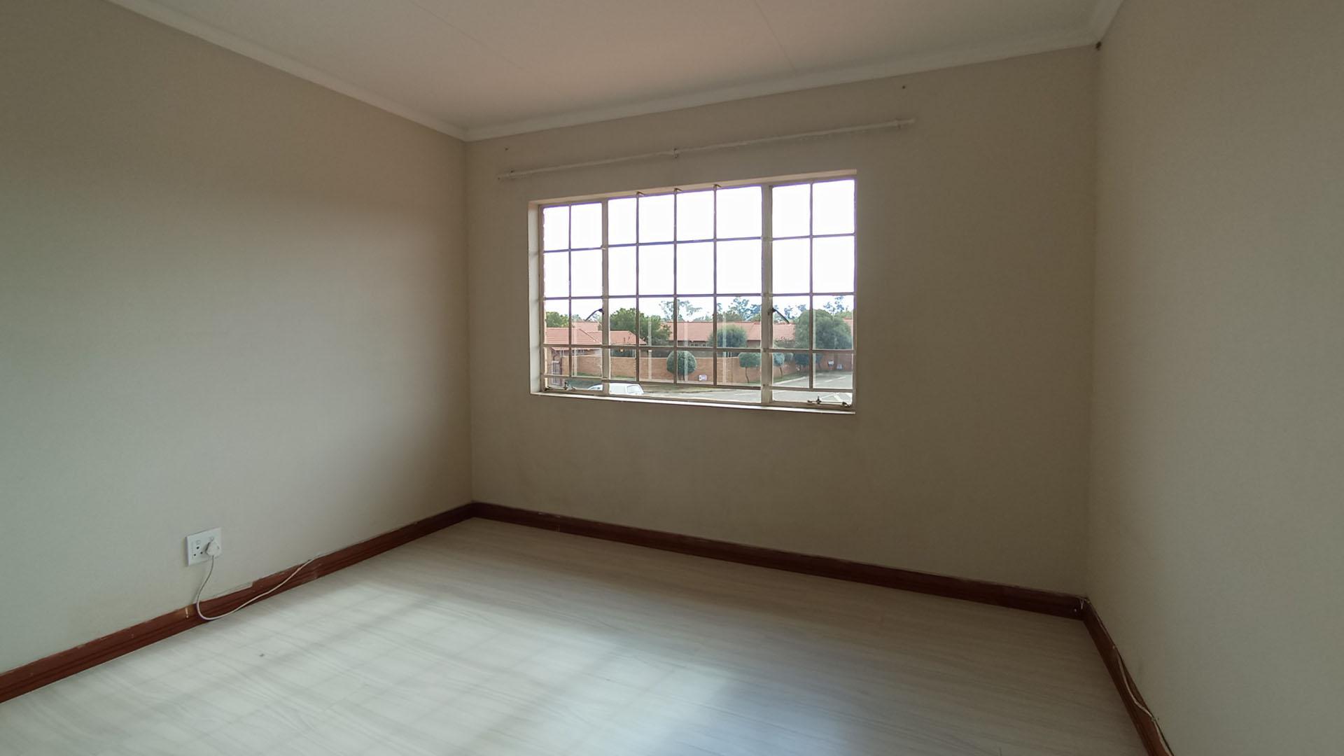 Bed Room 1 - 16 square meters of property in Equestria