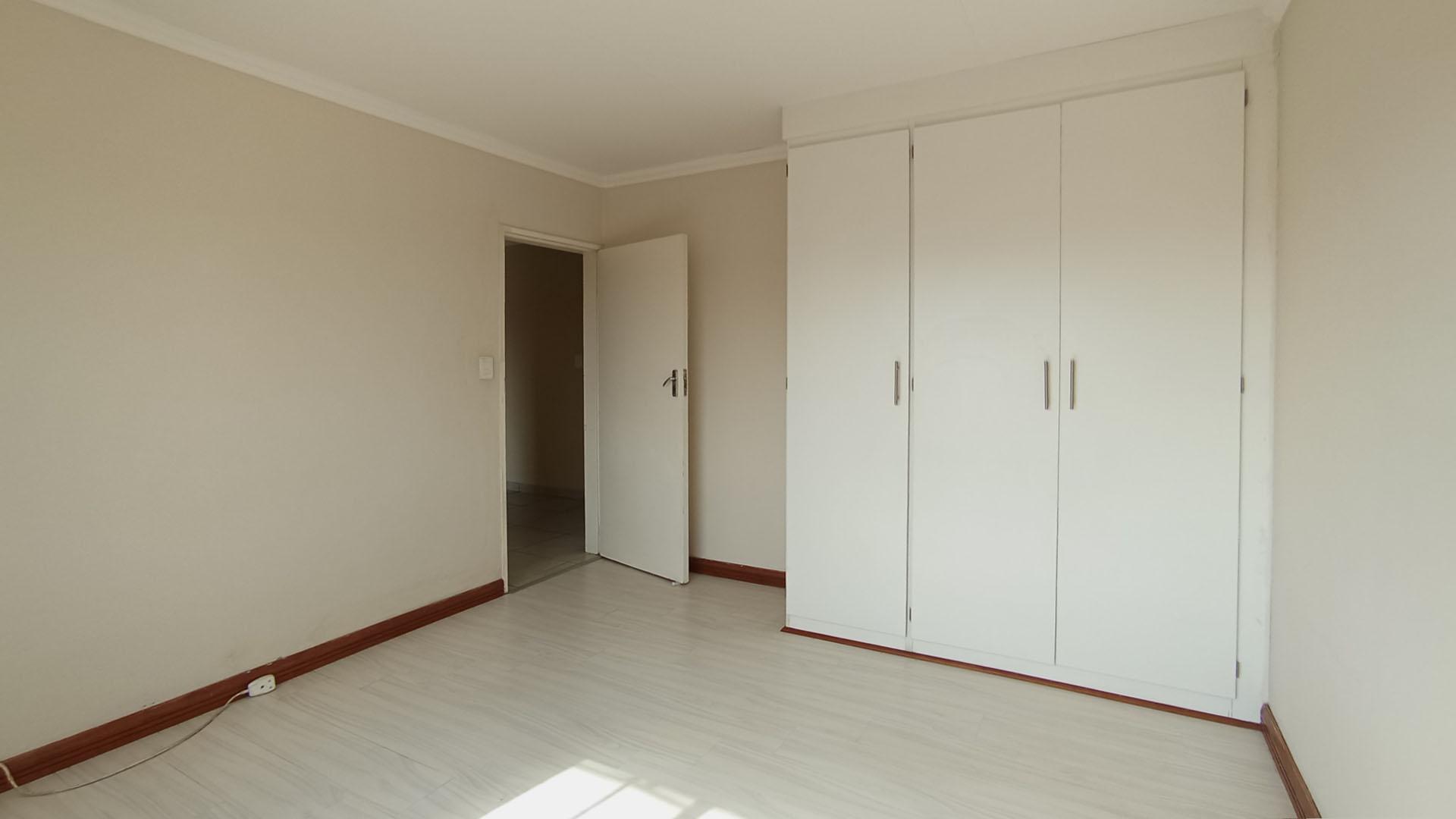 Bed Room 1 - 16 square meters of property in Equestria