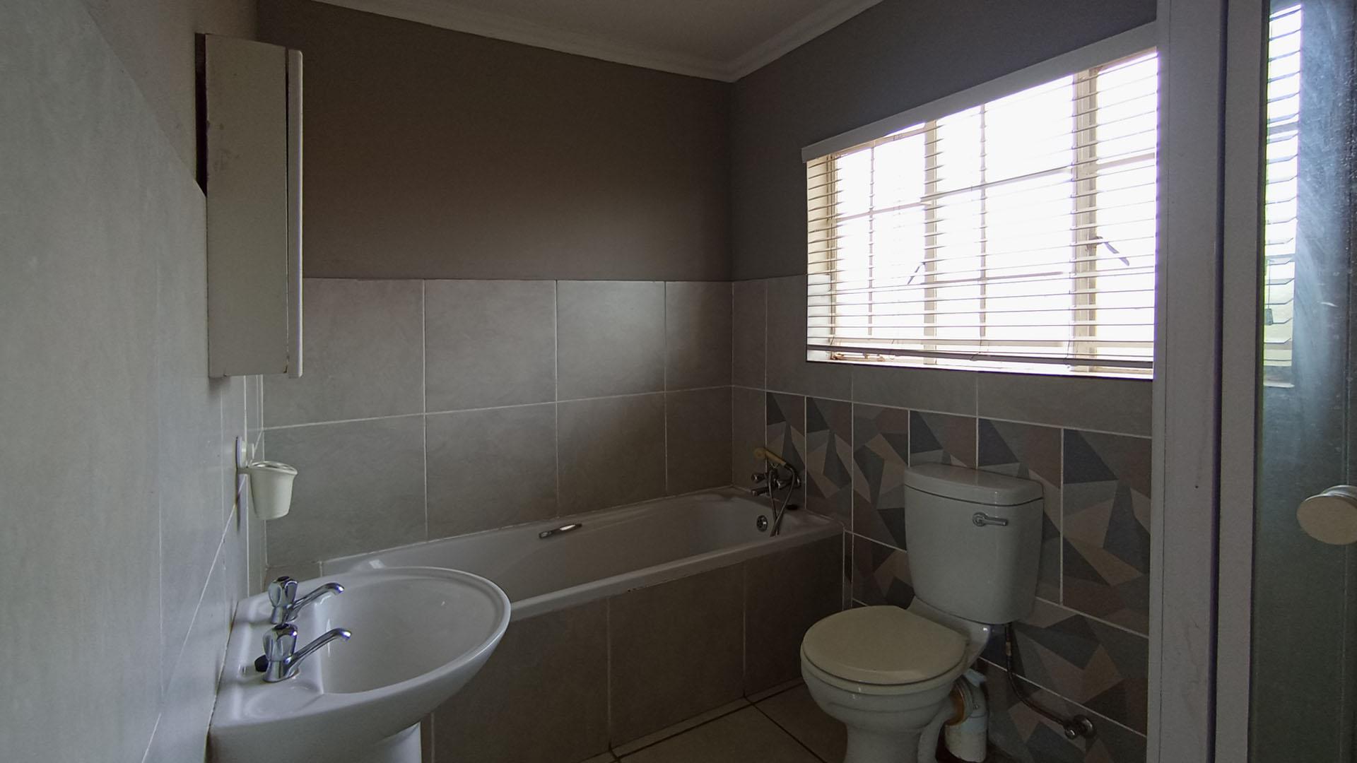 Bathroom 1 - 7 square meters of property in Equestria