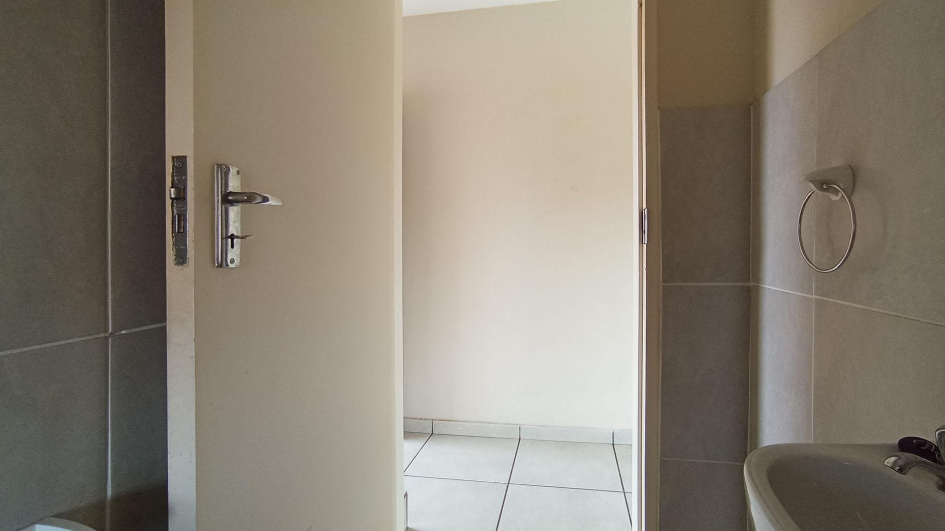 Guest Toilet - 3 square meters of property in Equestria