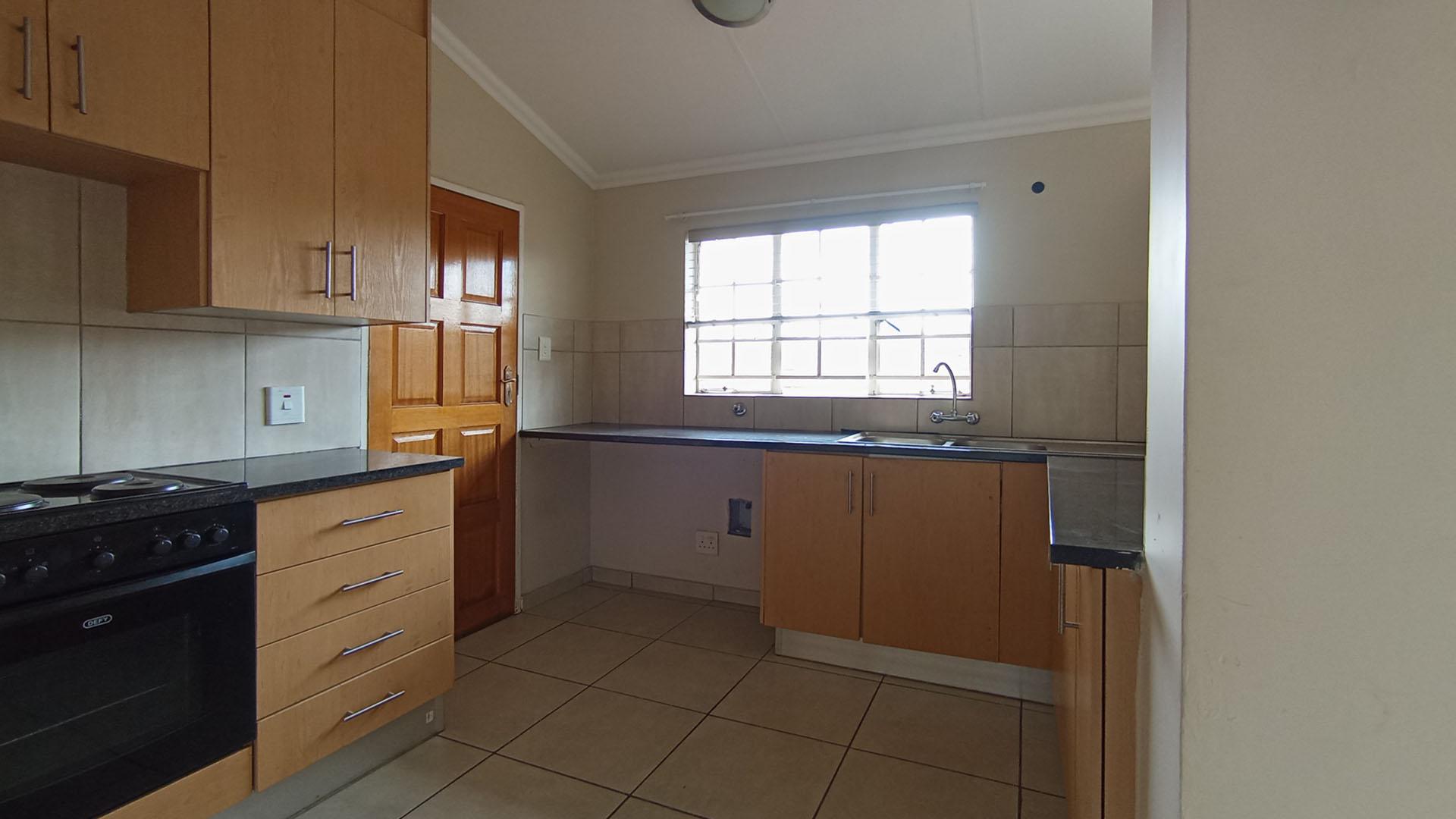 Kitchen - 11 square meters of property in Equestria