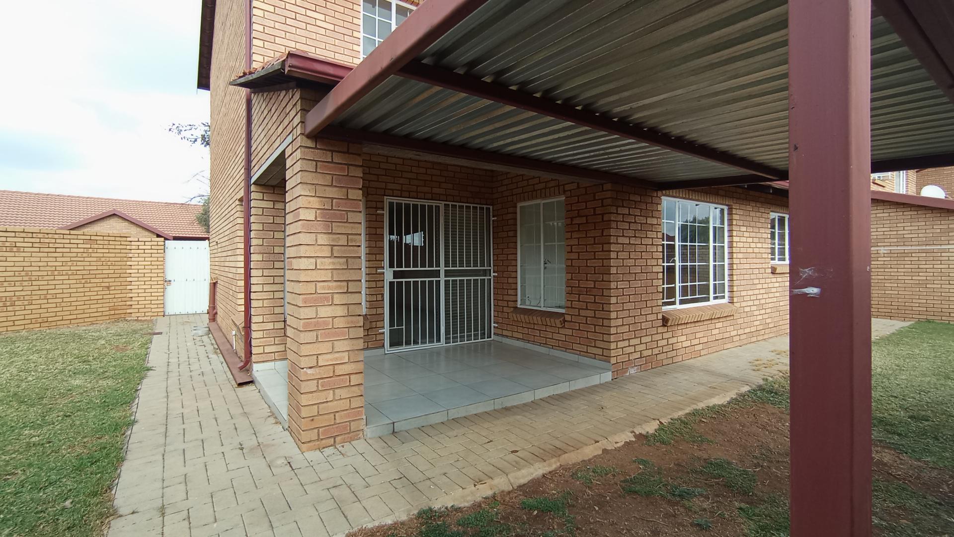 Patio - 8 square meters of property in Equestria