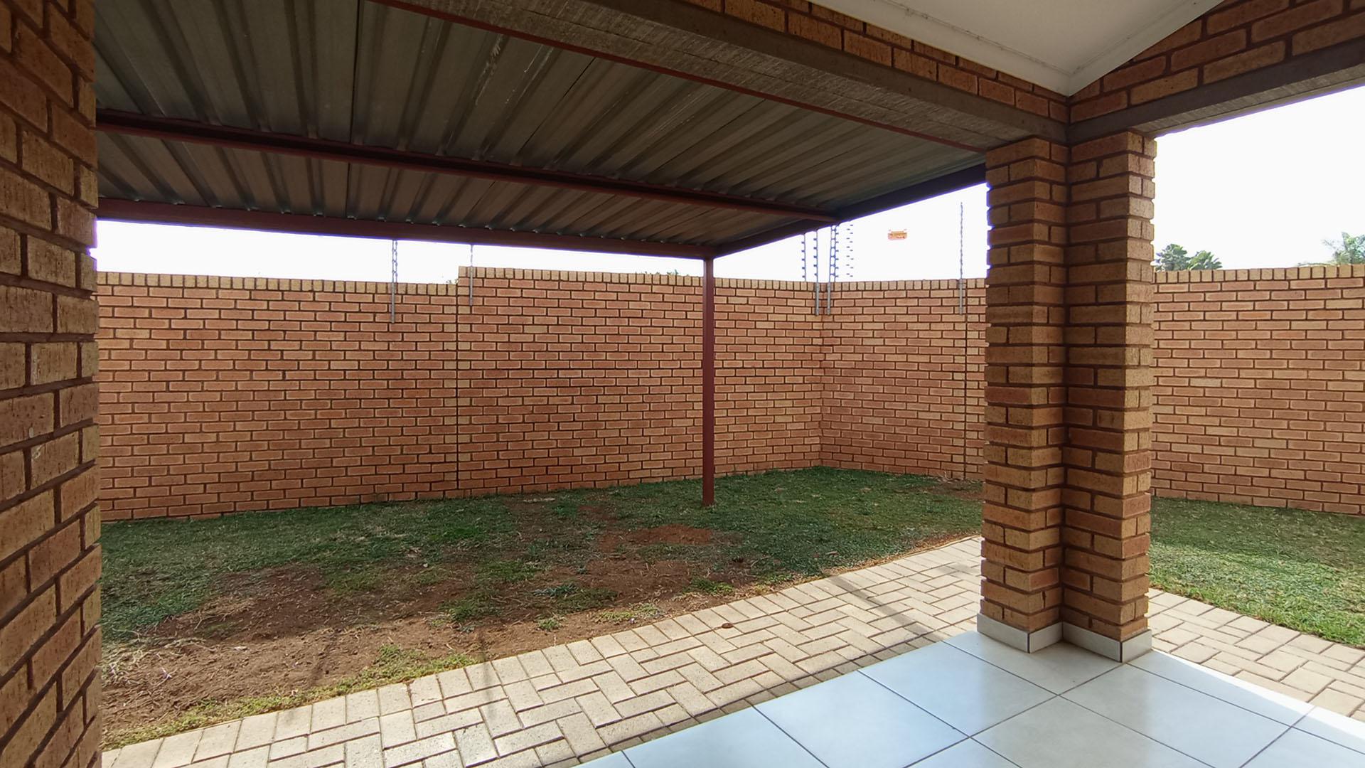 Patio - 8 square meters of property in Equestria