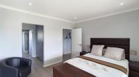 Main Bedroom - 17 square meters of property in Hayfields