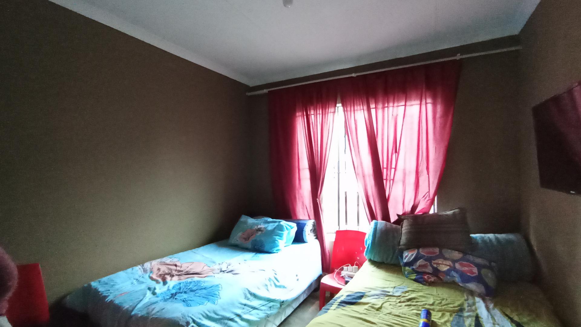Bed Room 2 - 9 square meters of property in Ebony Park