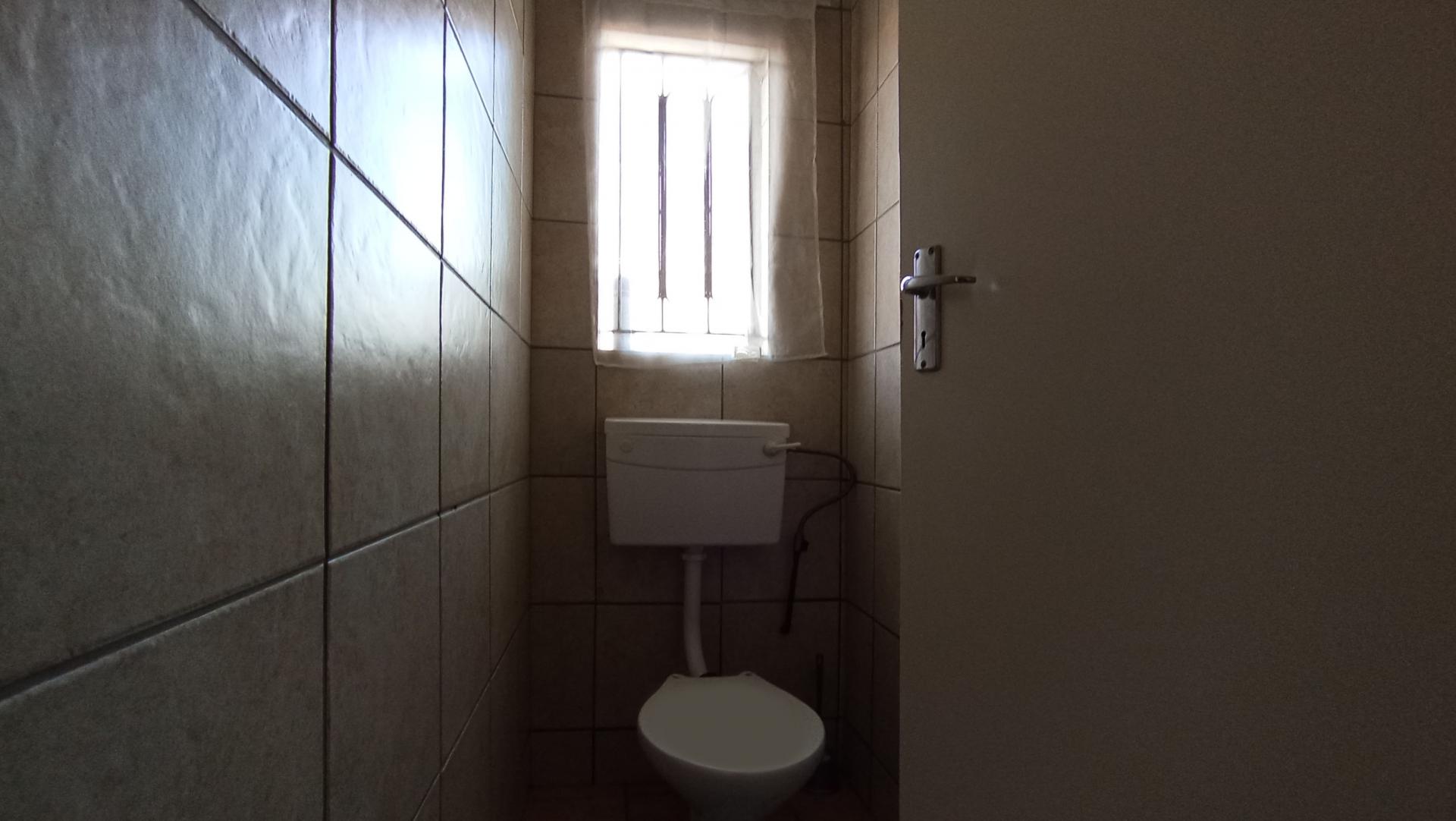 Bathroom 1 - 2 square meters of property in Ebony Park