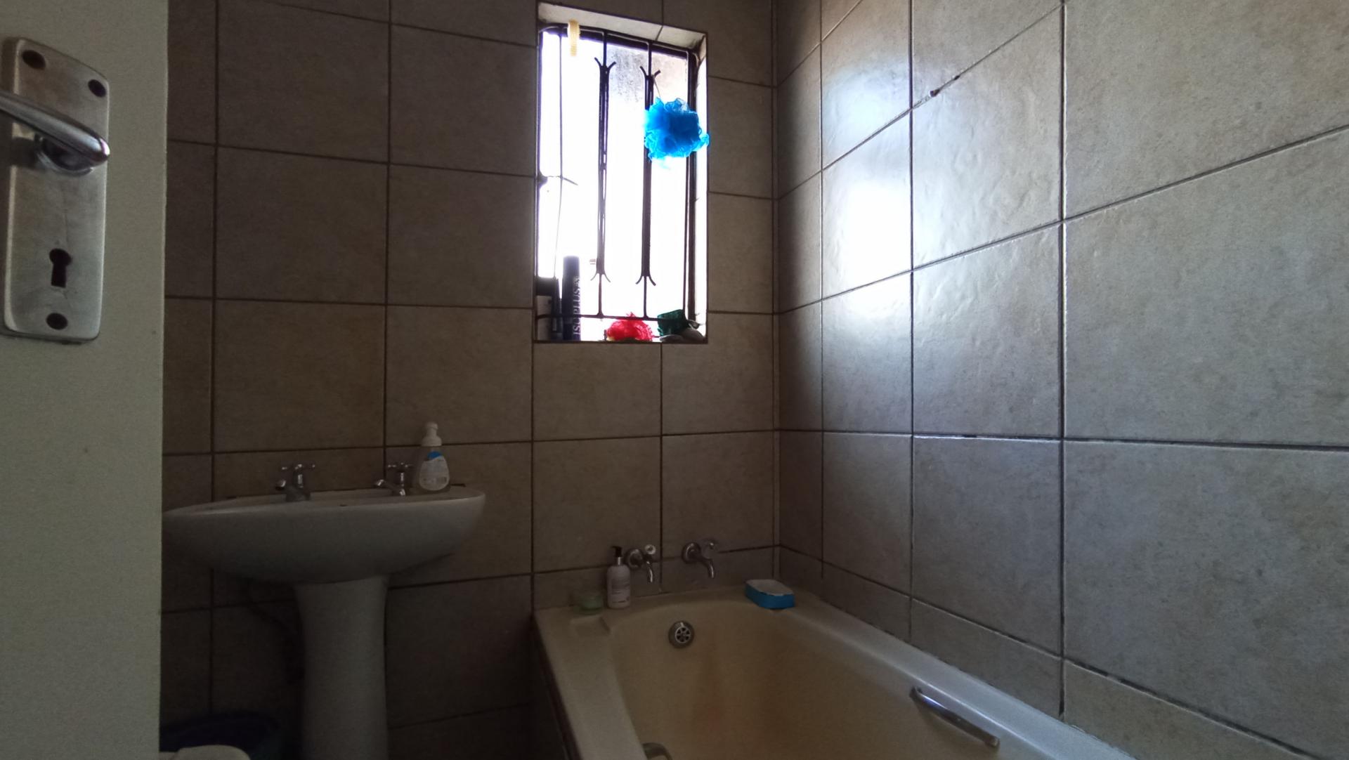 Bathroom 2 - 3 square meters of property in Ebony Park