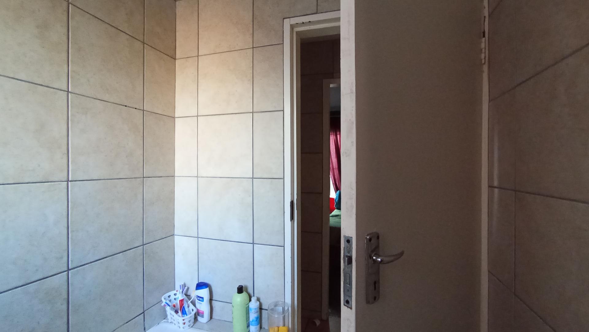Bathroom 2 - 3 square meters of property in Ebony Park