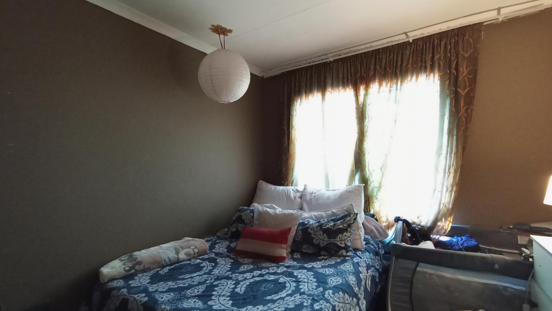 Bed Room 1 - 10 square meters of property in Ebony Park