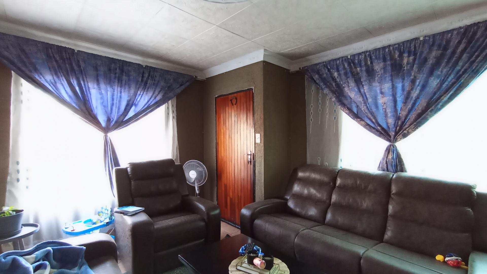 Lounges - 19 square meters of property in Ebony Park