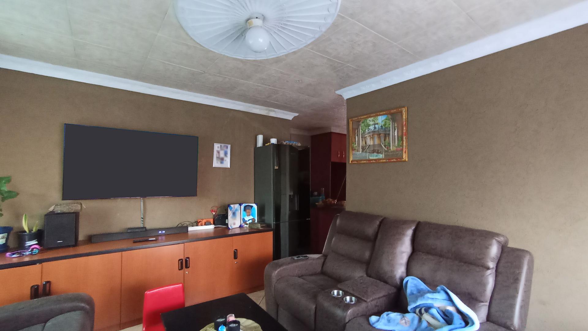 Lounges - 19 square meters of property in Ebony Park