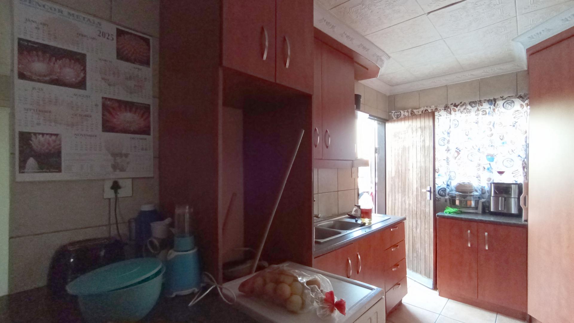 Kitchen - 11 square meters of property in Ebony Park