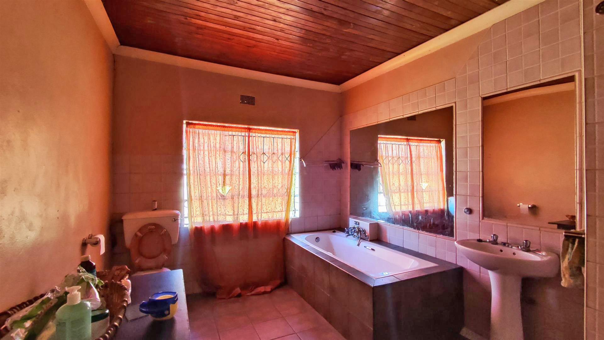 Bathroom 2 - 15 square meters of property in Lilyvale AH