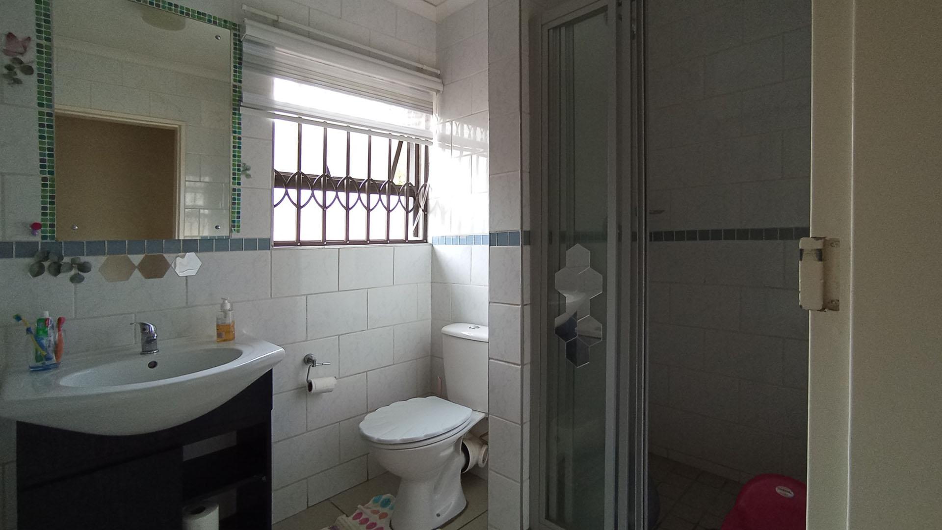Bathroom 1 - 7 square meters of property in Eldorette