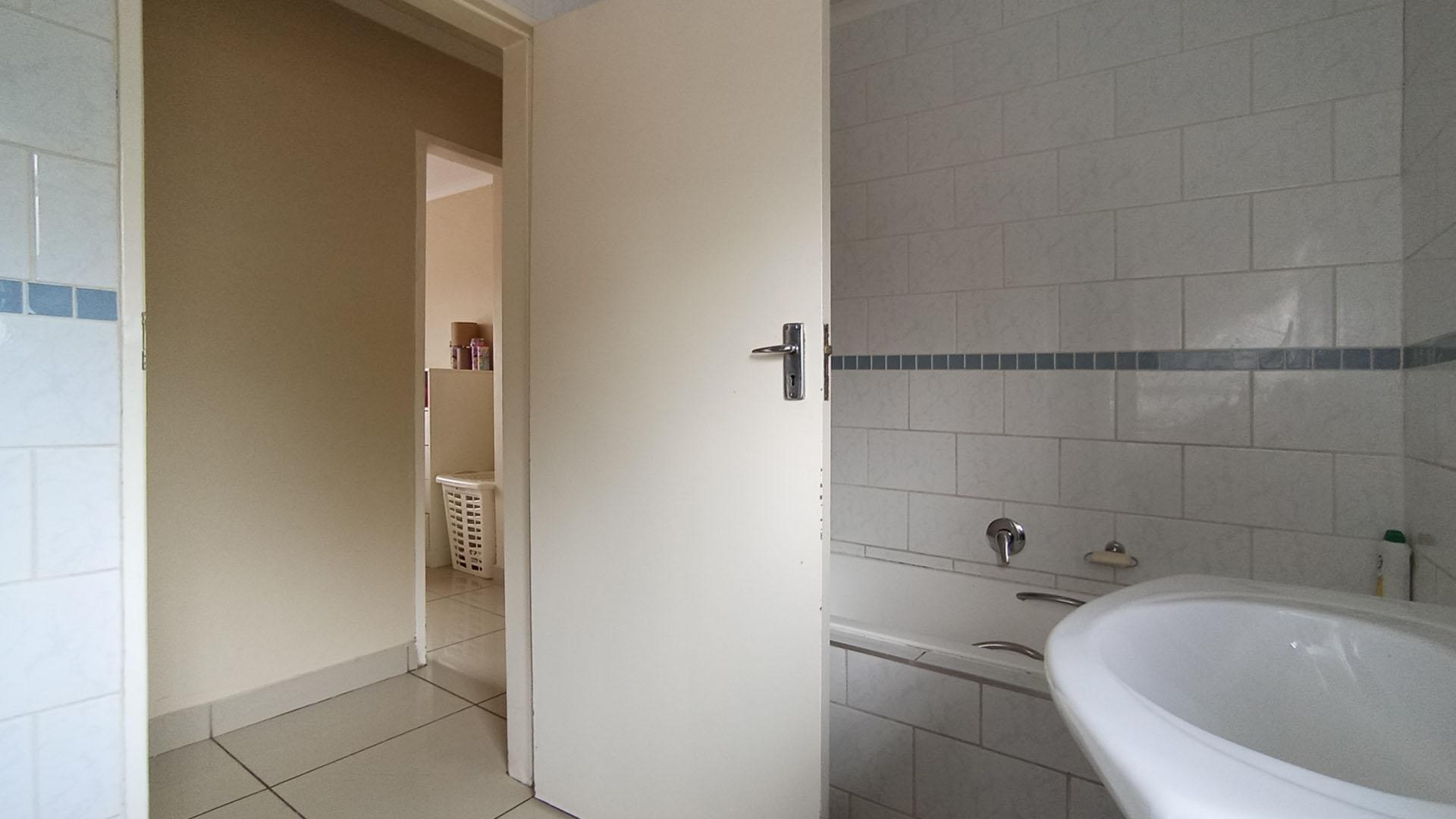 Bathroom 1 - 7 square meters of property in Eldorette