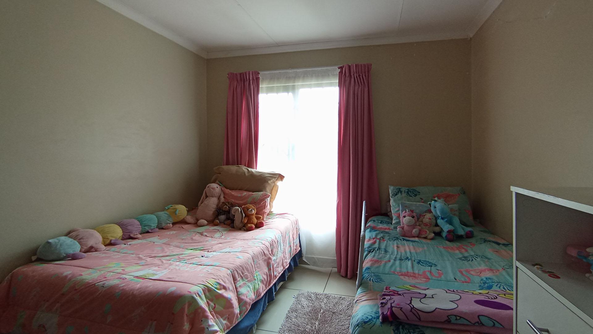 Bed Room 2 - 11 square meters of property in Eldorette