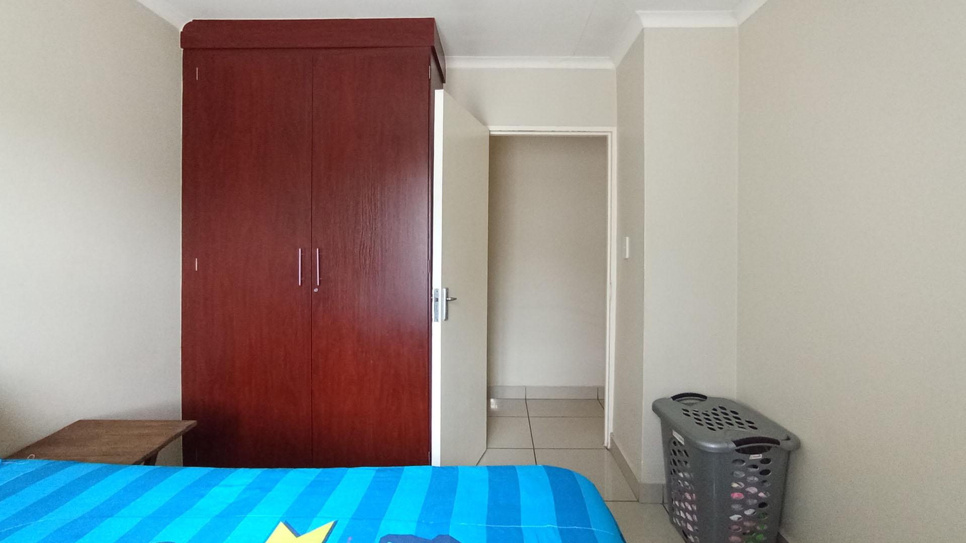 Bed Room 1 - 11 square meters of property in Eldorette