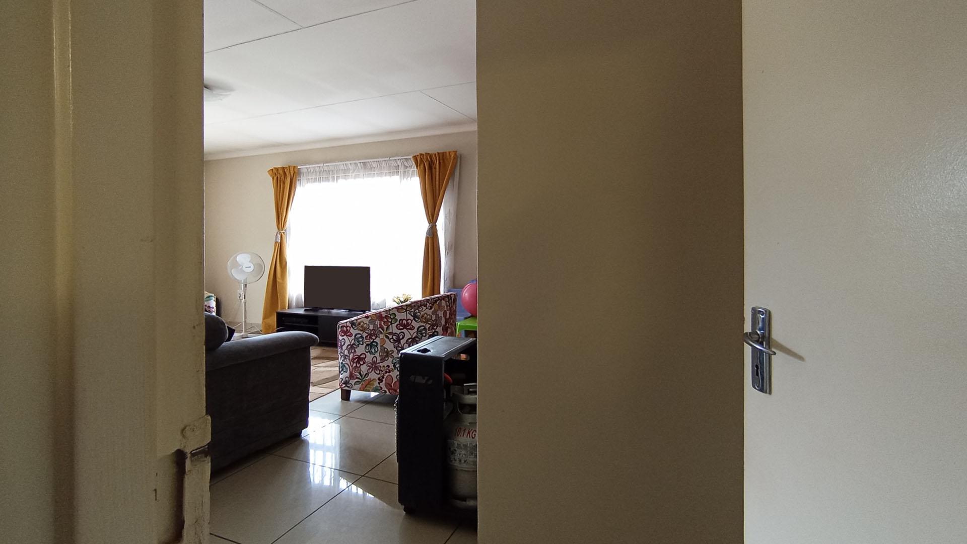 Spaces - 10 square meters of property in Eldorette