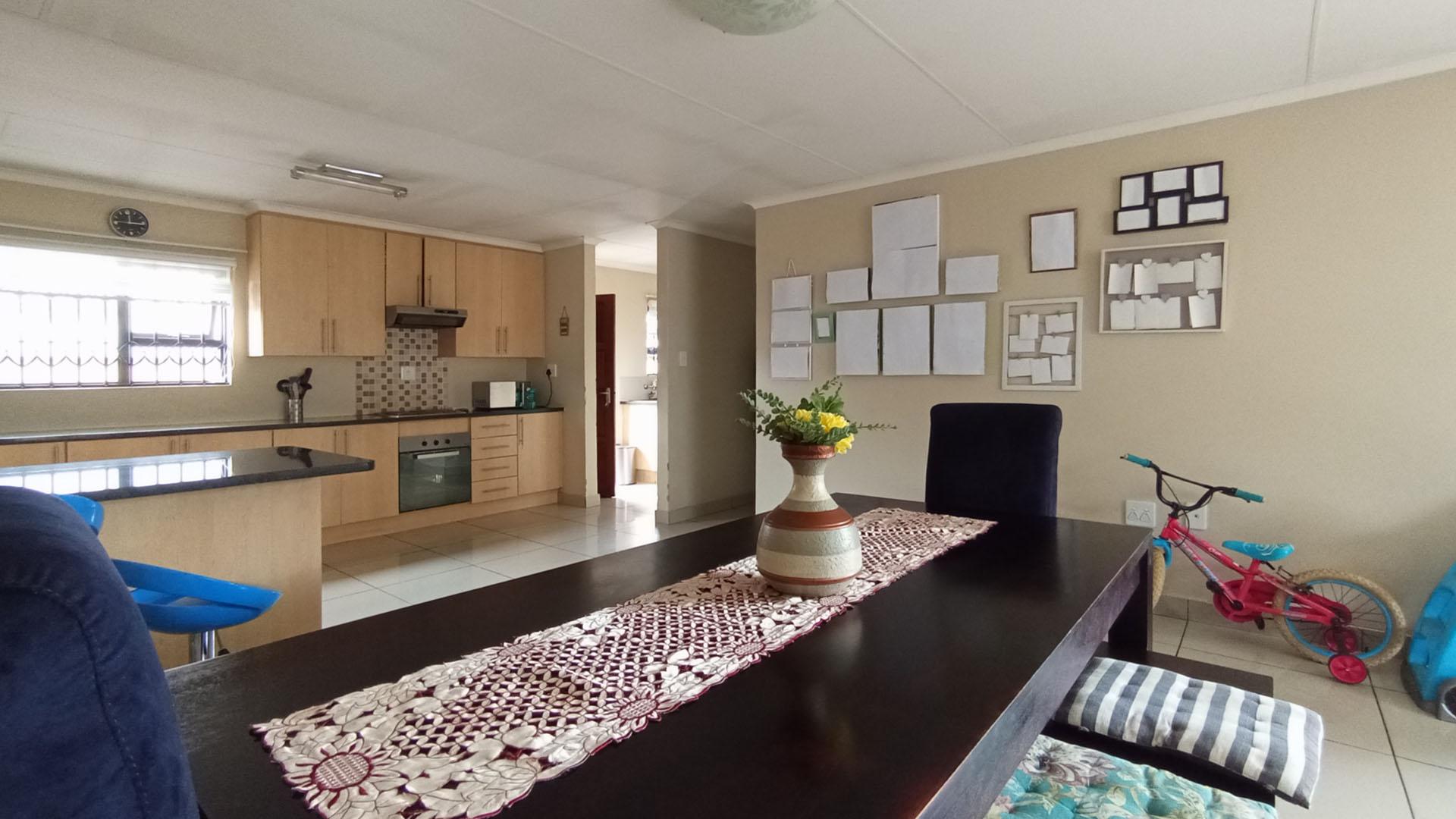 Dining Room - 16 square meters of property in Eldorette