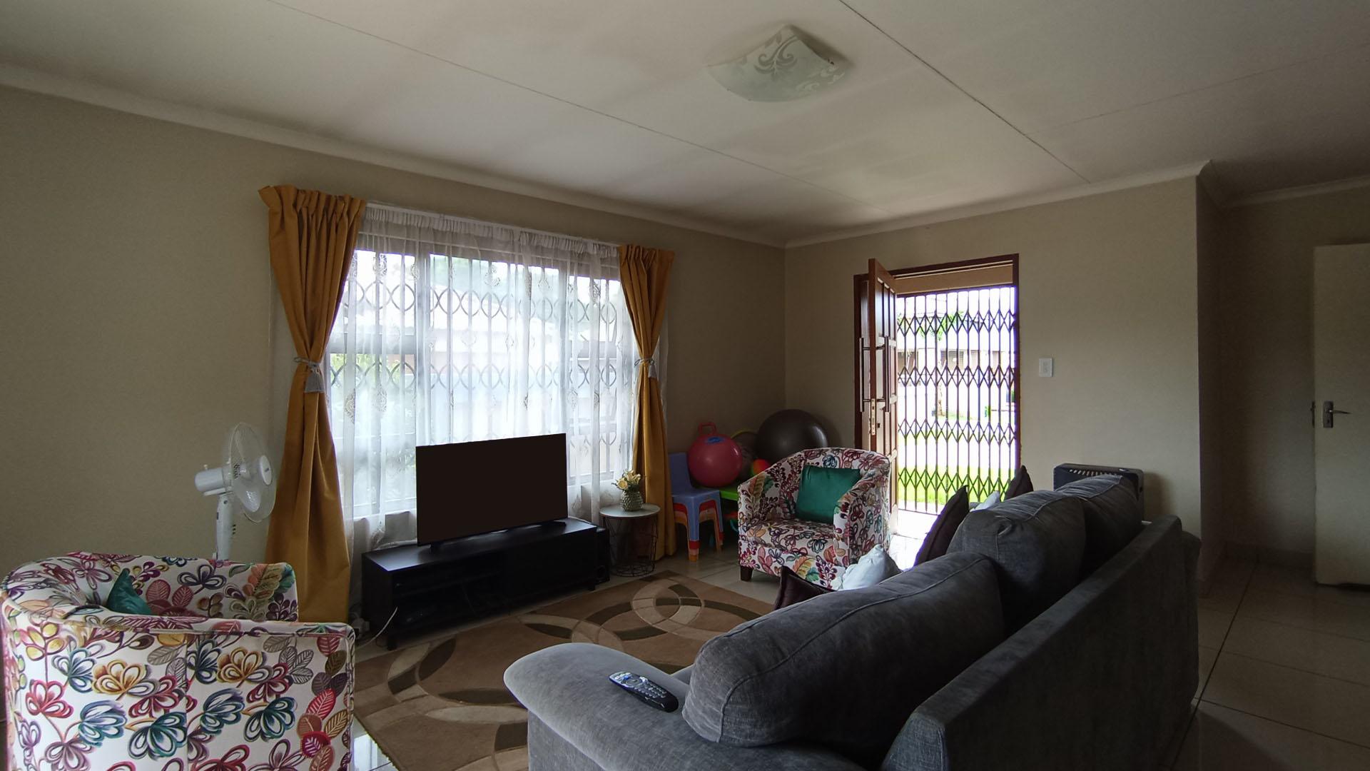 Lounges - 23 square meters of property in Eldorette