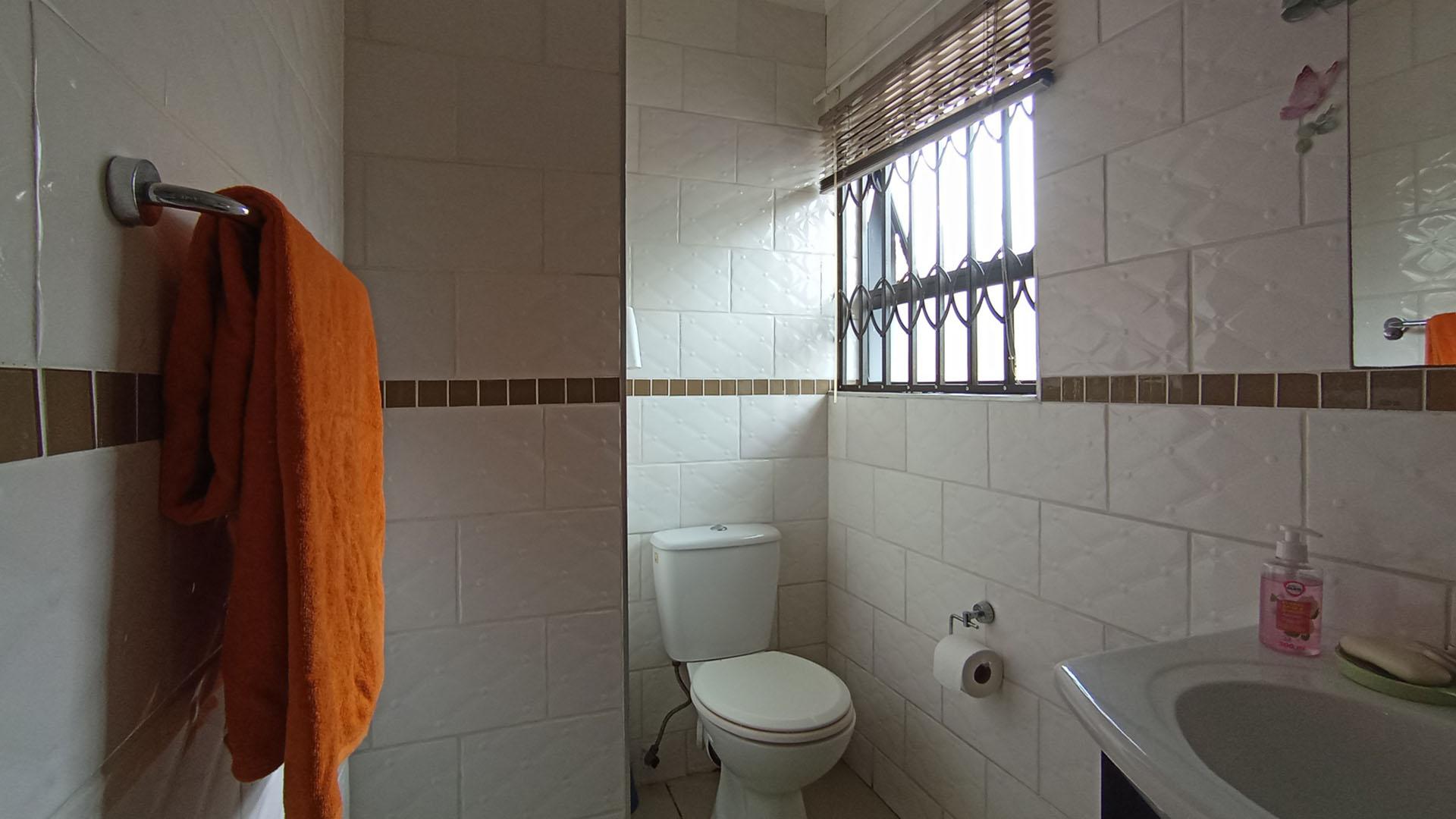 Main Bathroom - 5 square meters of property in Eldorette