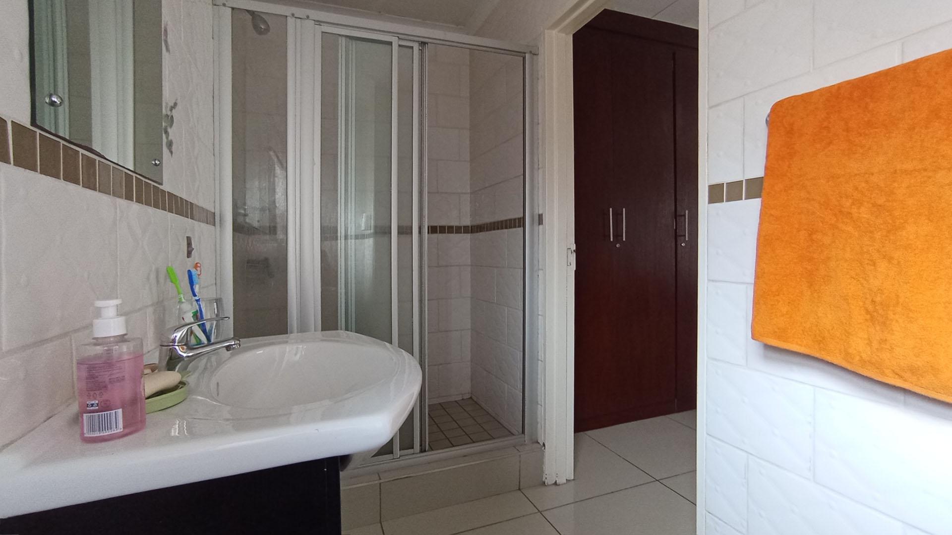 Main Bathroom - 5 square meters of property in Eldorette
