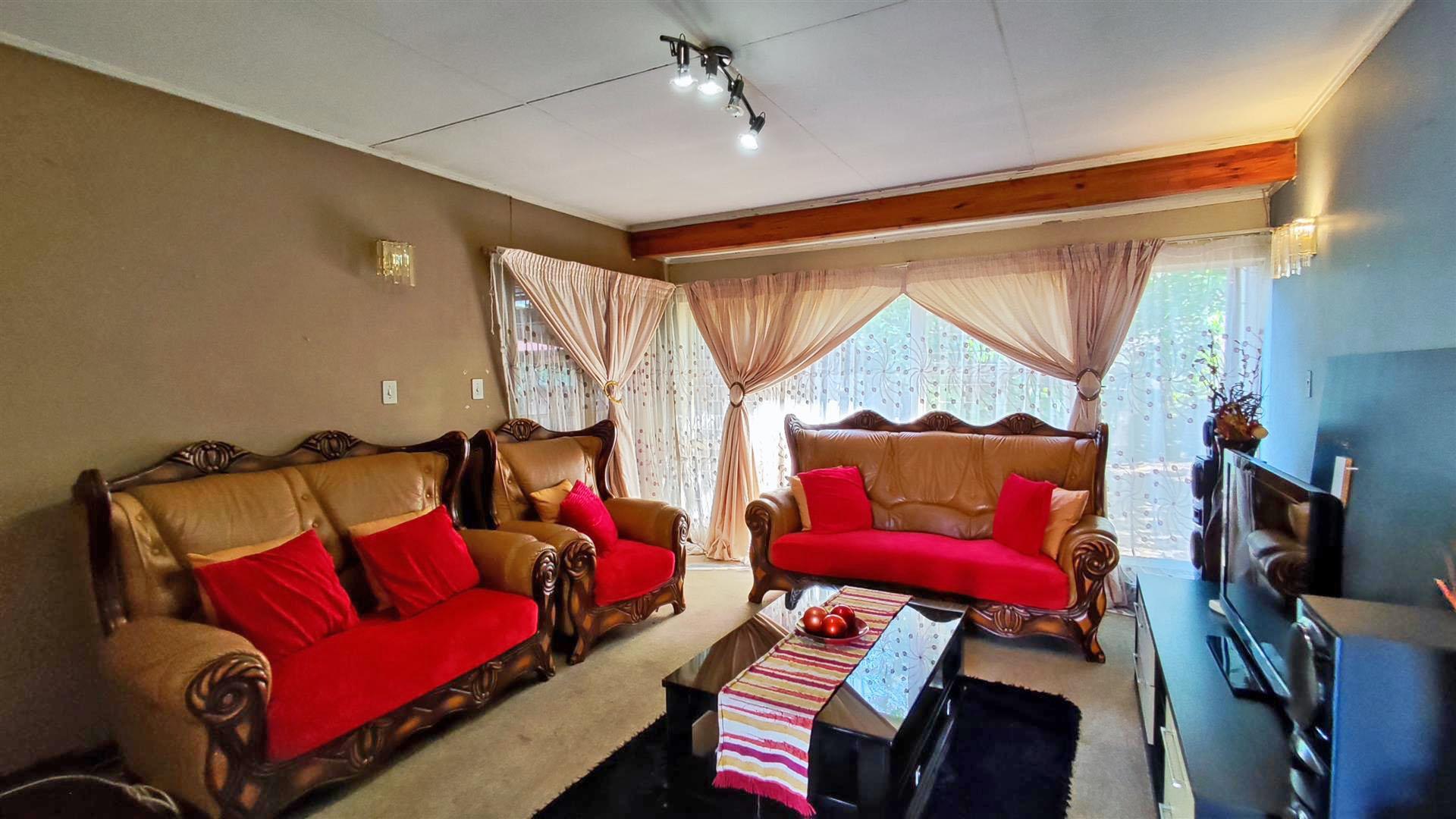 Lounges - 24 square meters of property in Sasolburg