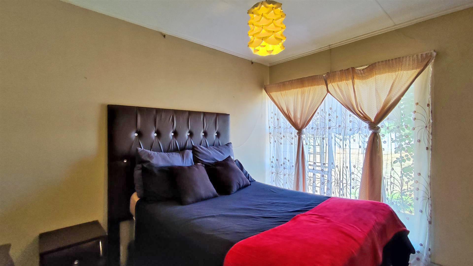 Bed Room 1 - 14 square meters of property in Sasolburg