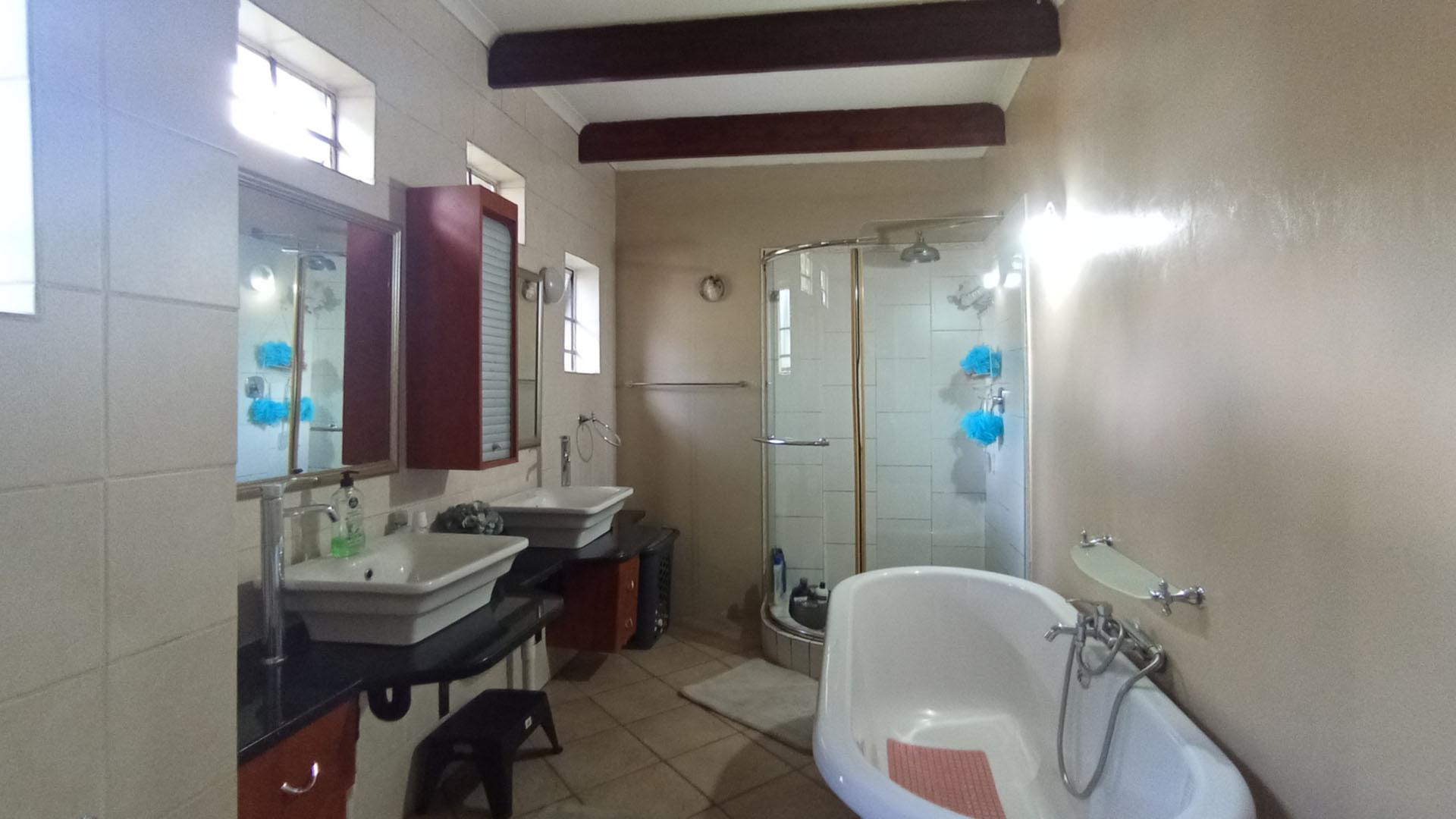 Main Bathroom - 14 square meters of property in Valhalla