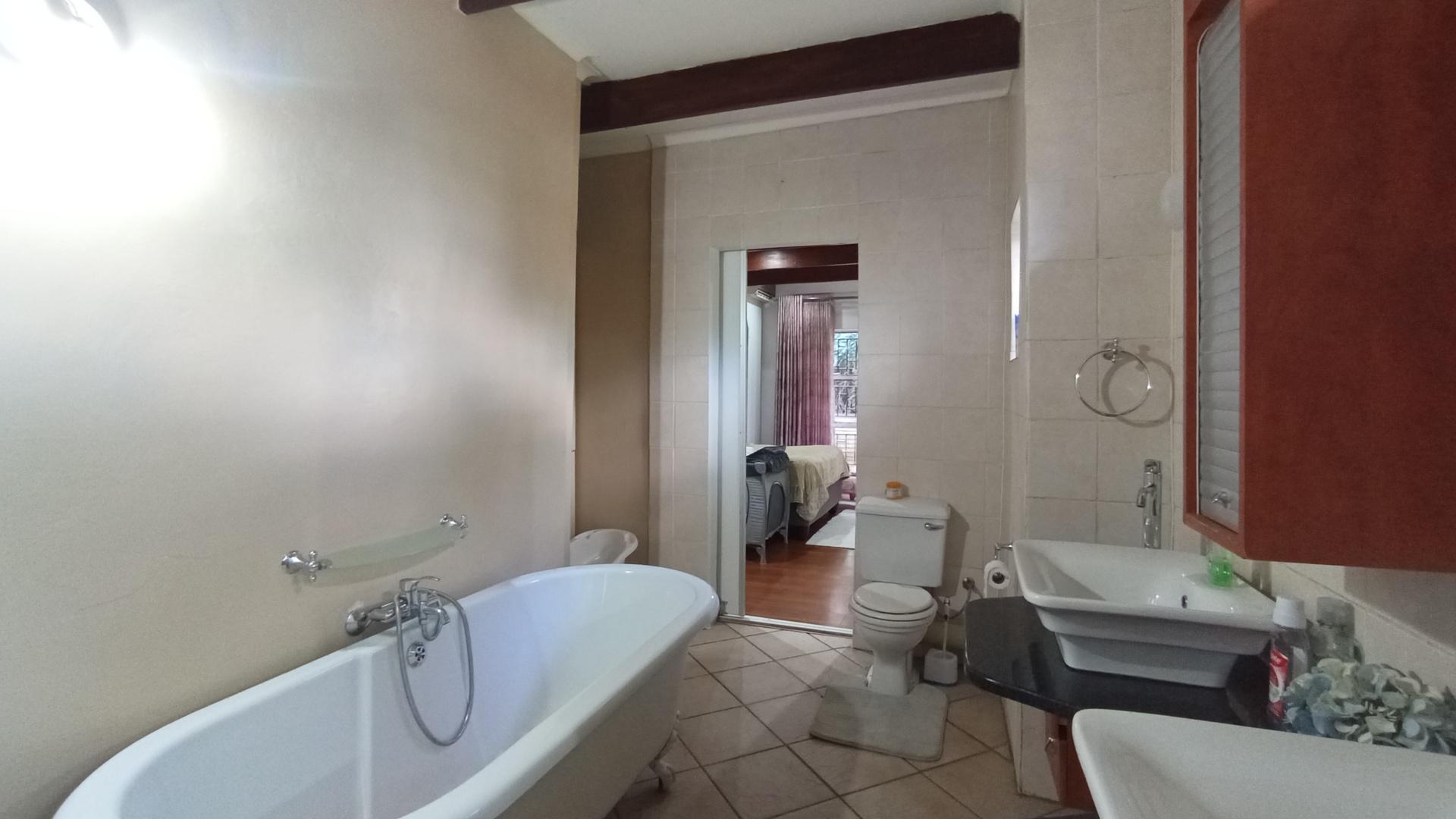 Main Bathroom - 14 square meters of property in Valhalla