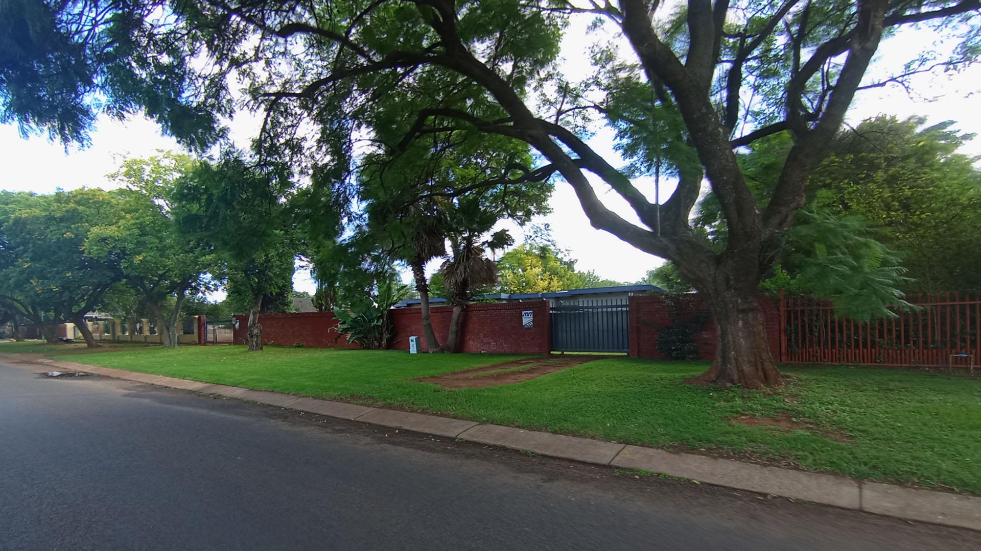 Front View of property in Valhalla