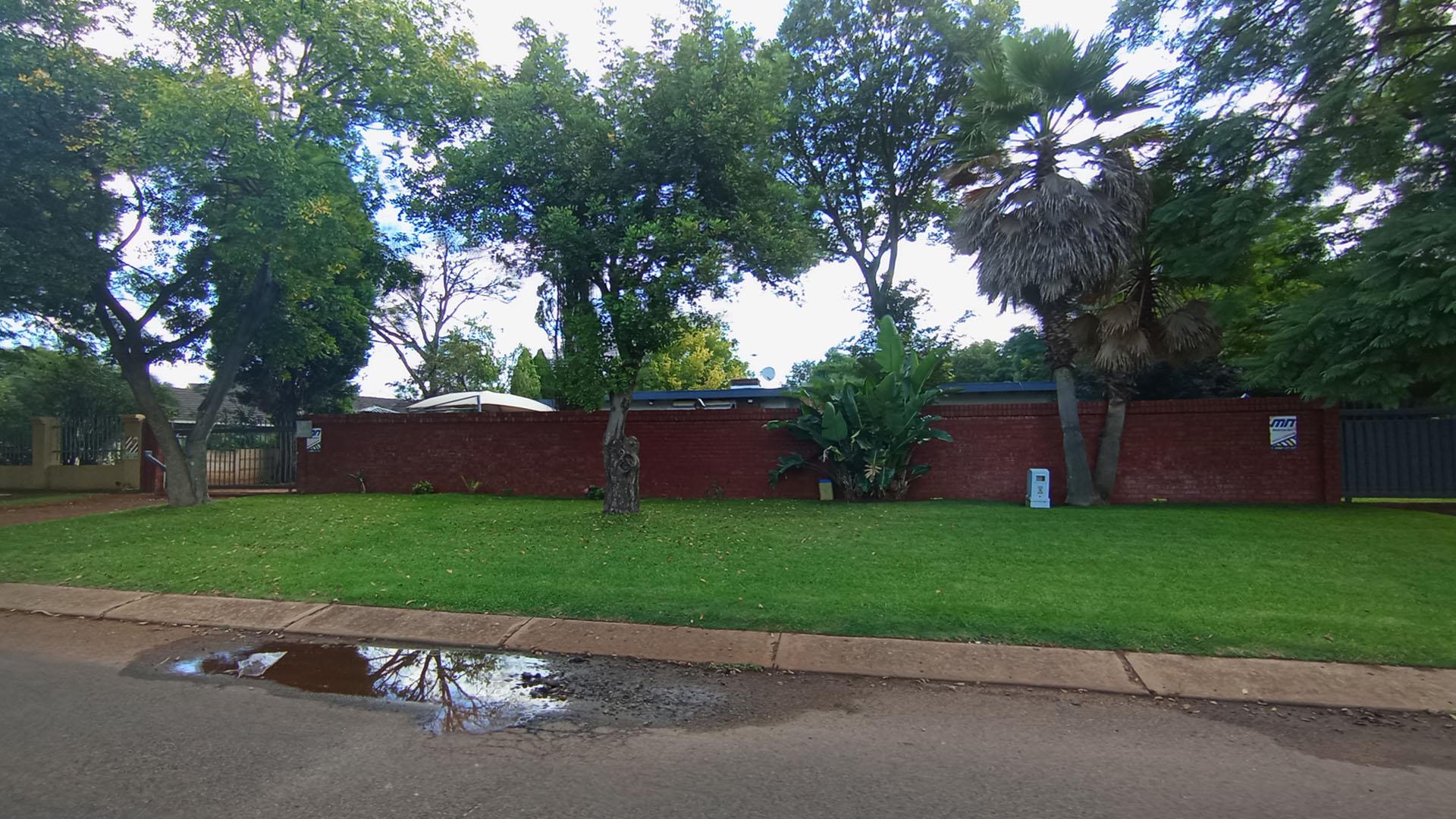 Front View of property in Valhalla