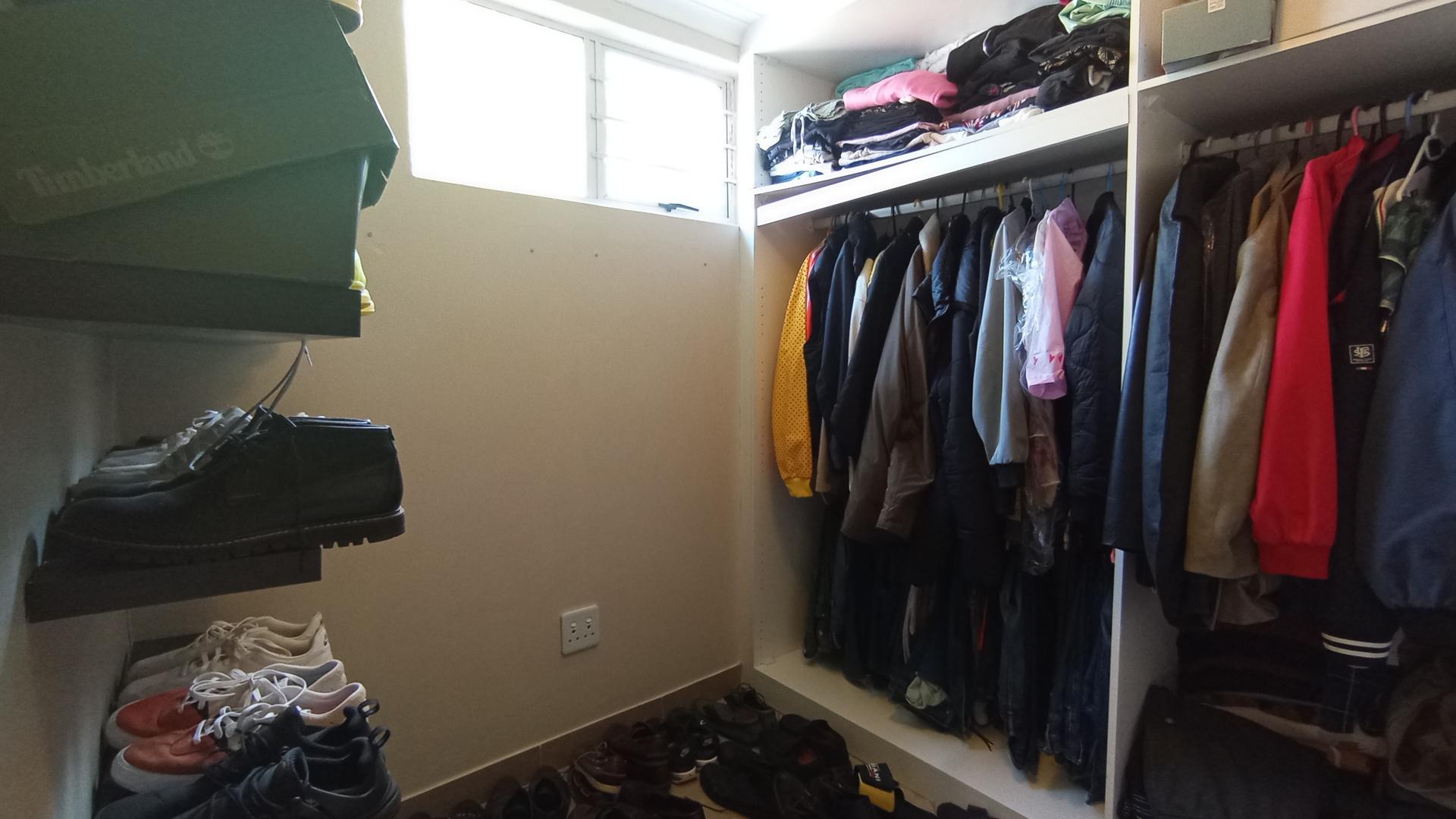 Bed Room 2 - 28 square meters of property in Valhalla