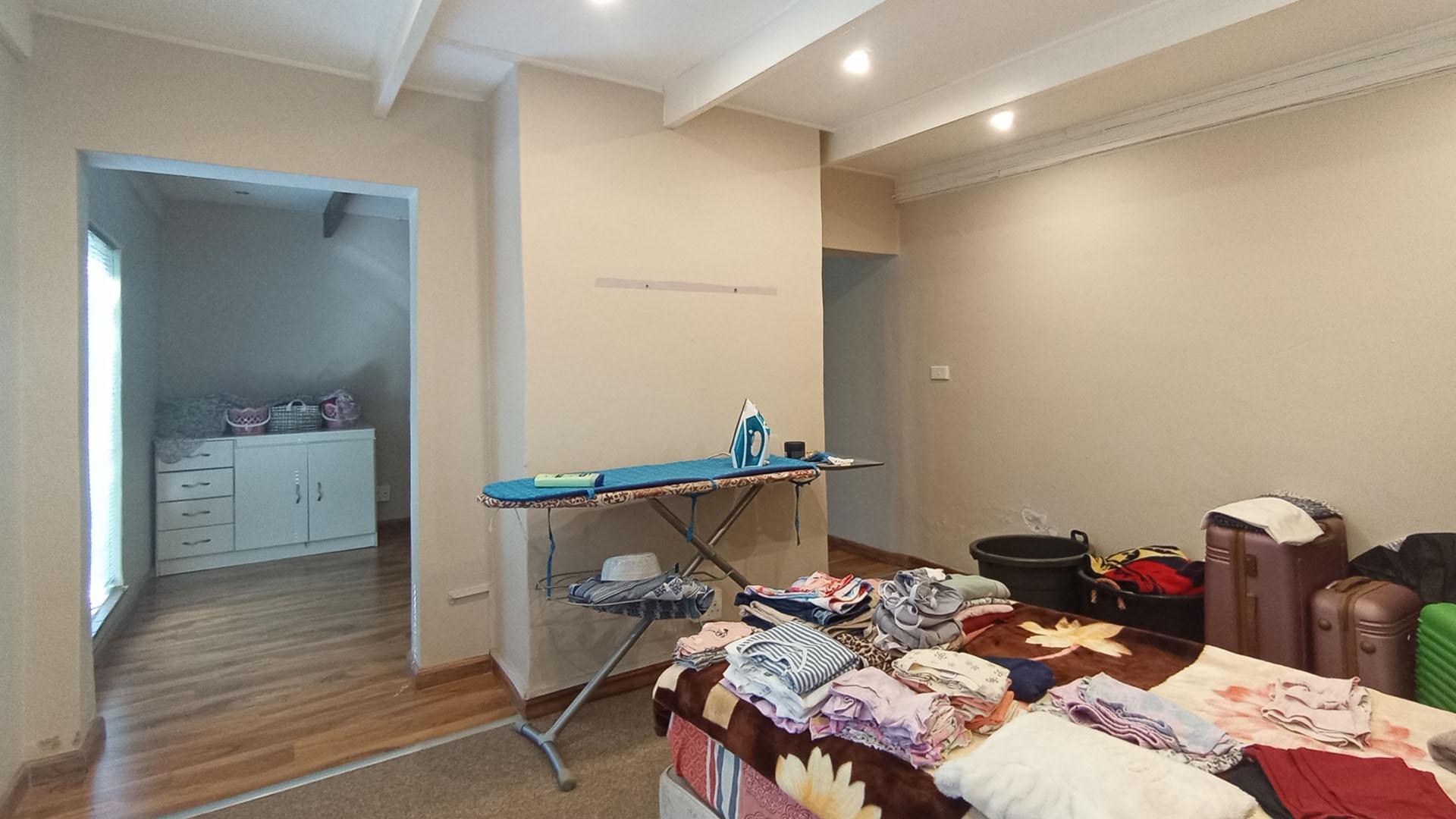 Bed Room 2 - 28 square meters of property in Valhalla