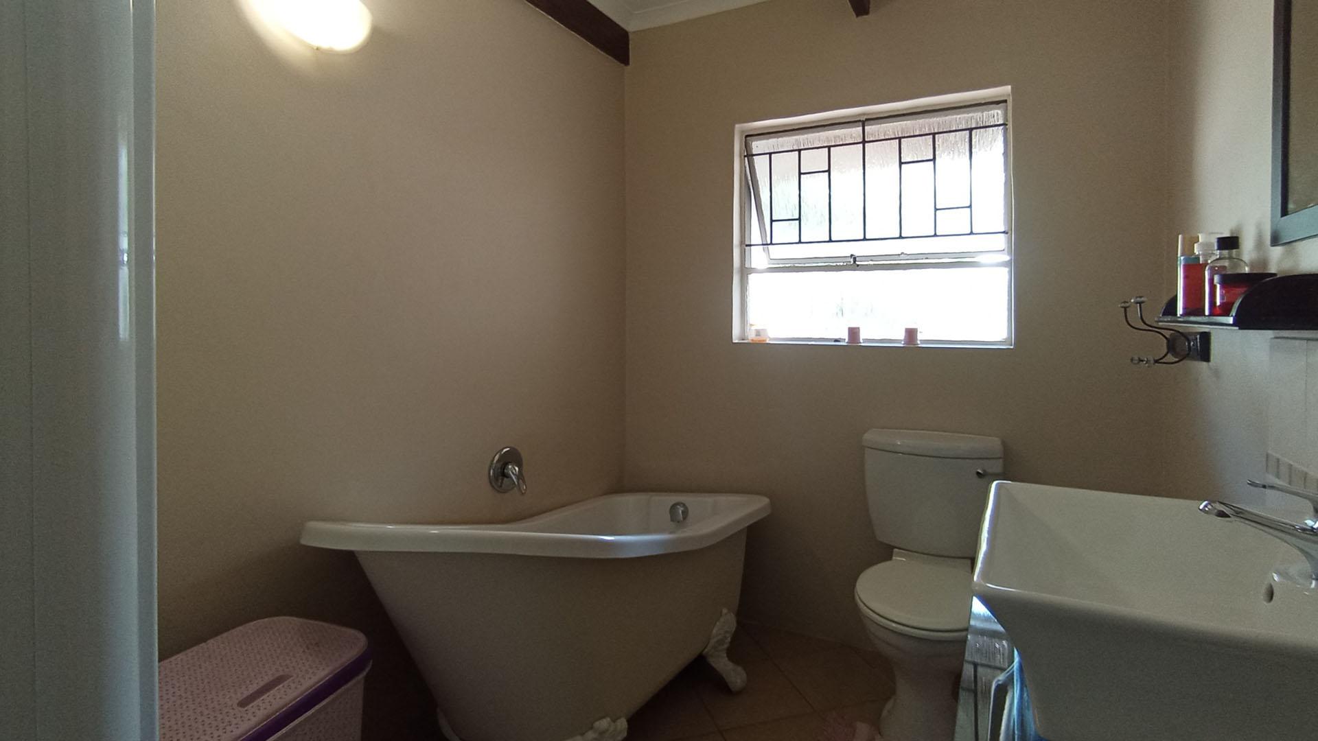 Bathroom 1 - 5 square meters of property in Valhalla